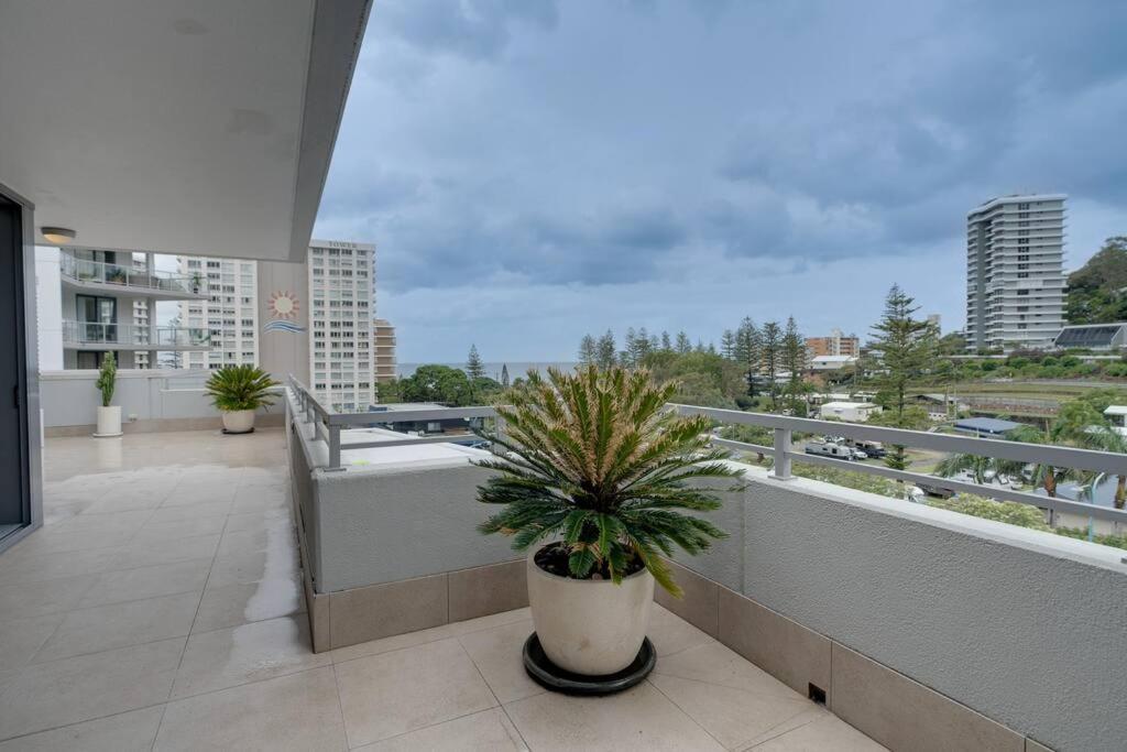 Private Rooftop Beachside 3-bed With Pool Gold Coast