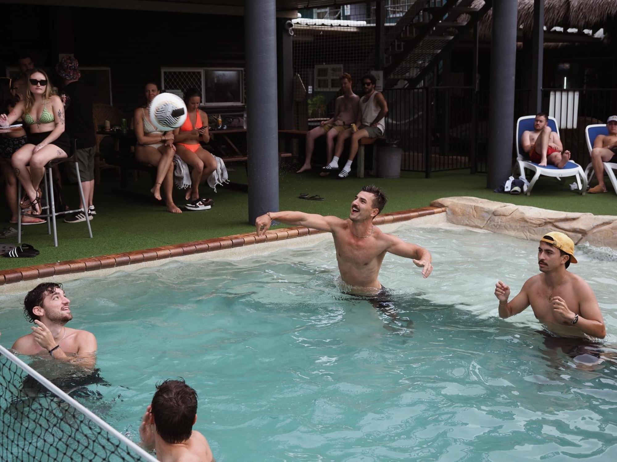 Backpackers In Paradise 18-35 *
