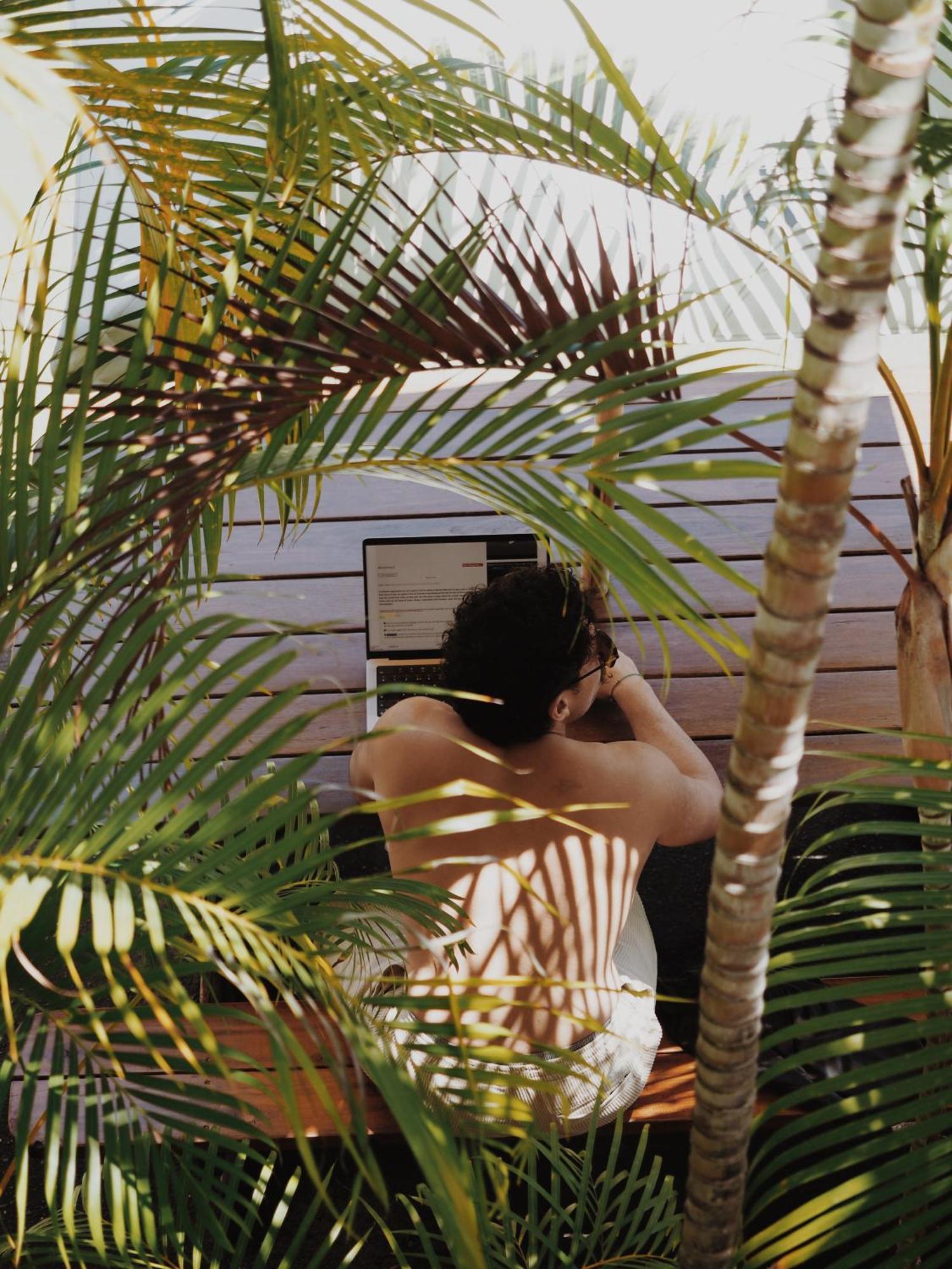 Backpackers In Paradise 18-35 *