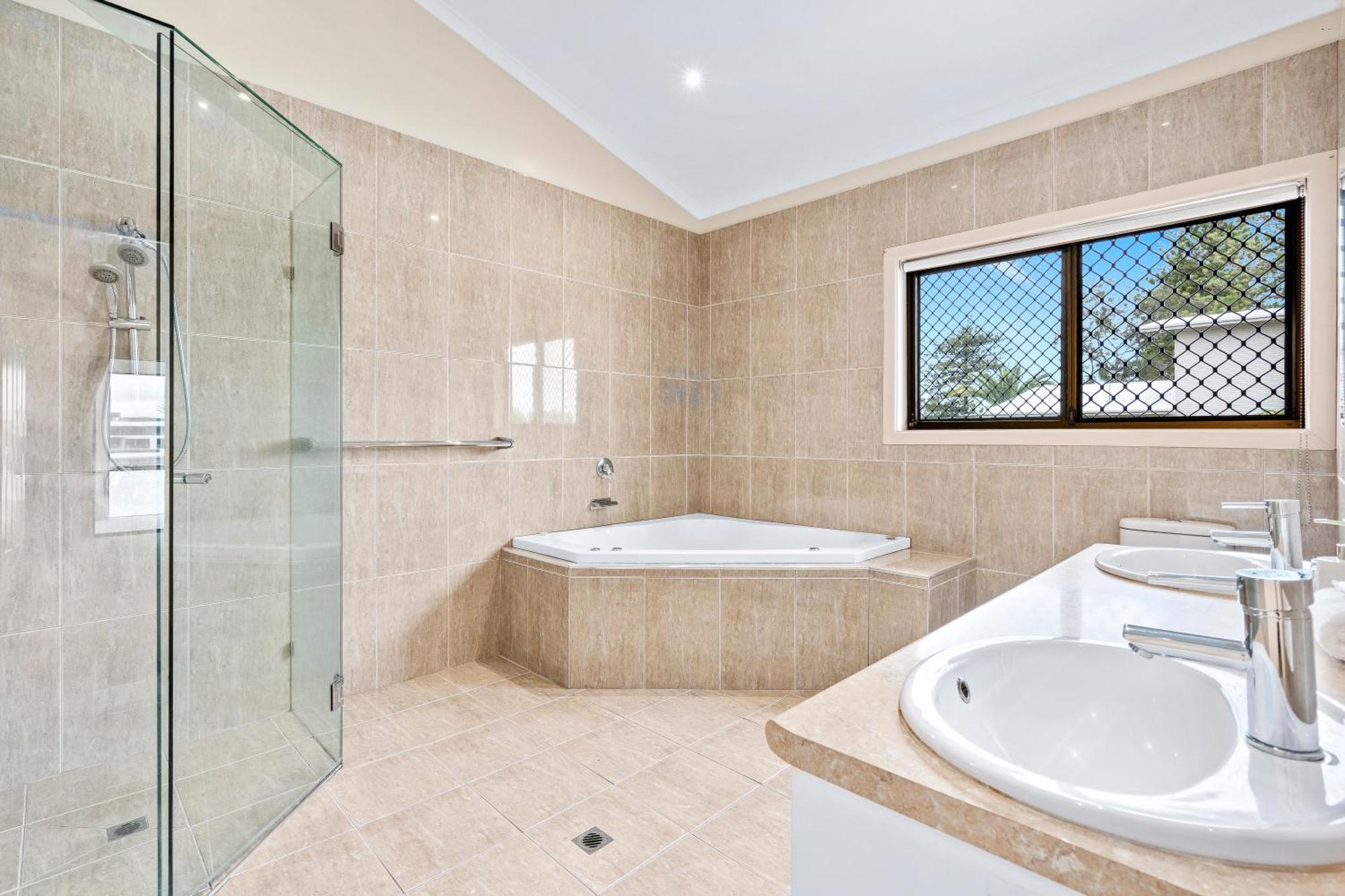 Perfect Waterfront Escape In Surfers Paradise