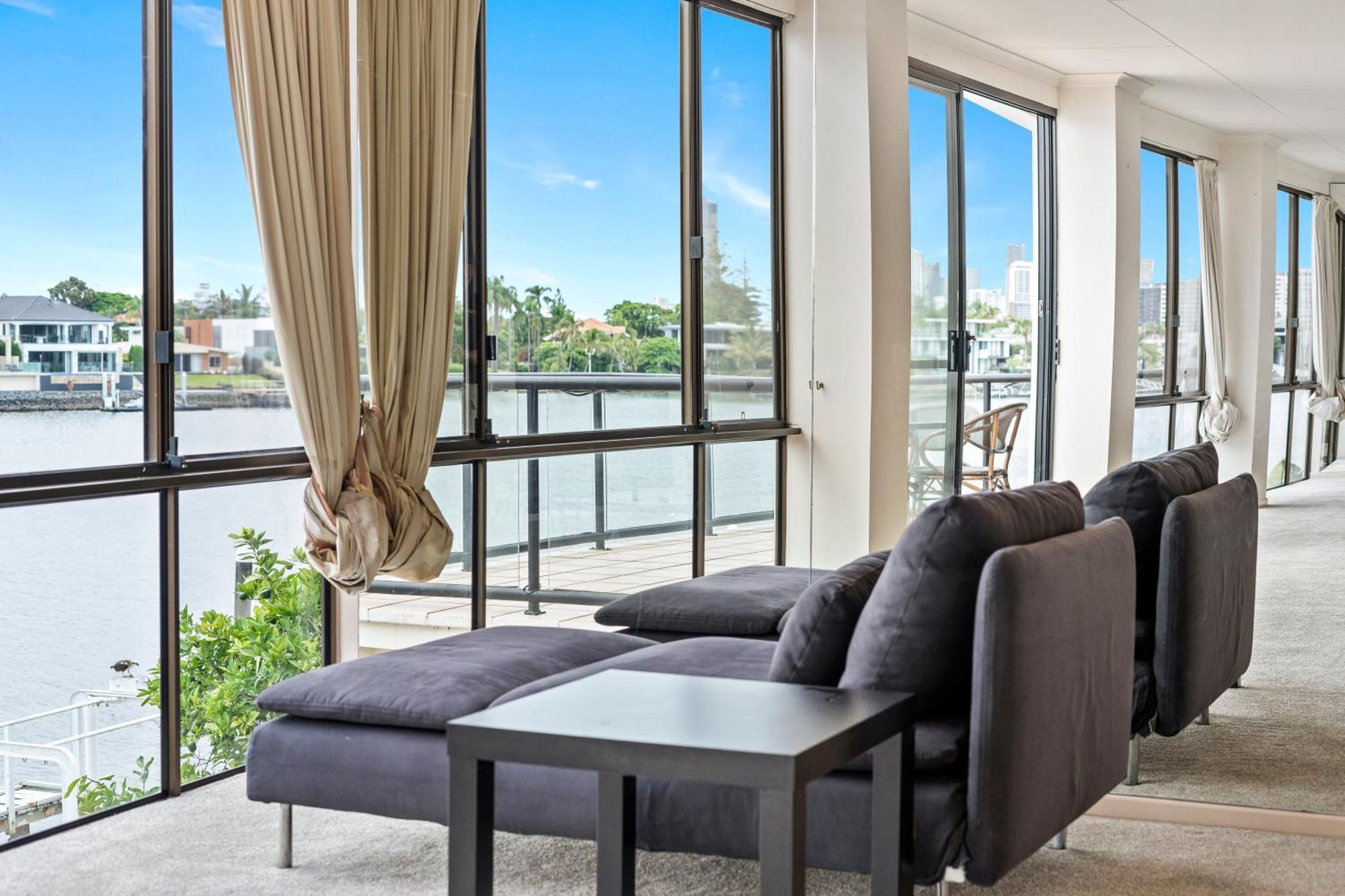 Perfect Waterfront Escape In Surfers Paradise Holiday home