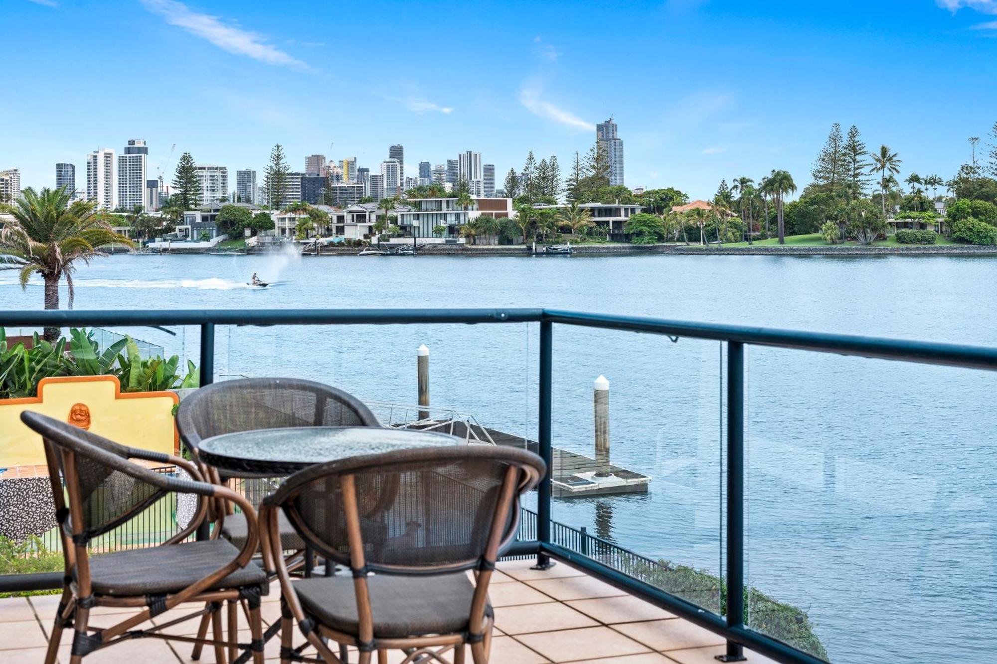 Perfect Waterfront Escape In Surfers Paradise Holiday home