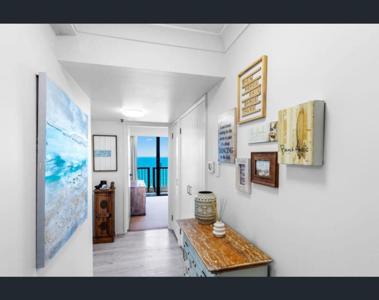 Retreat With Balcony And Views Apartment