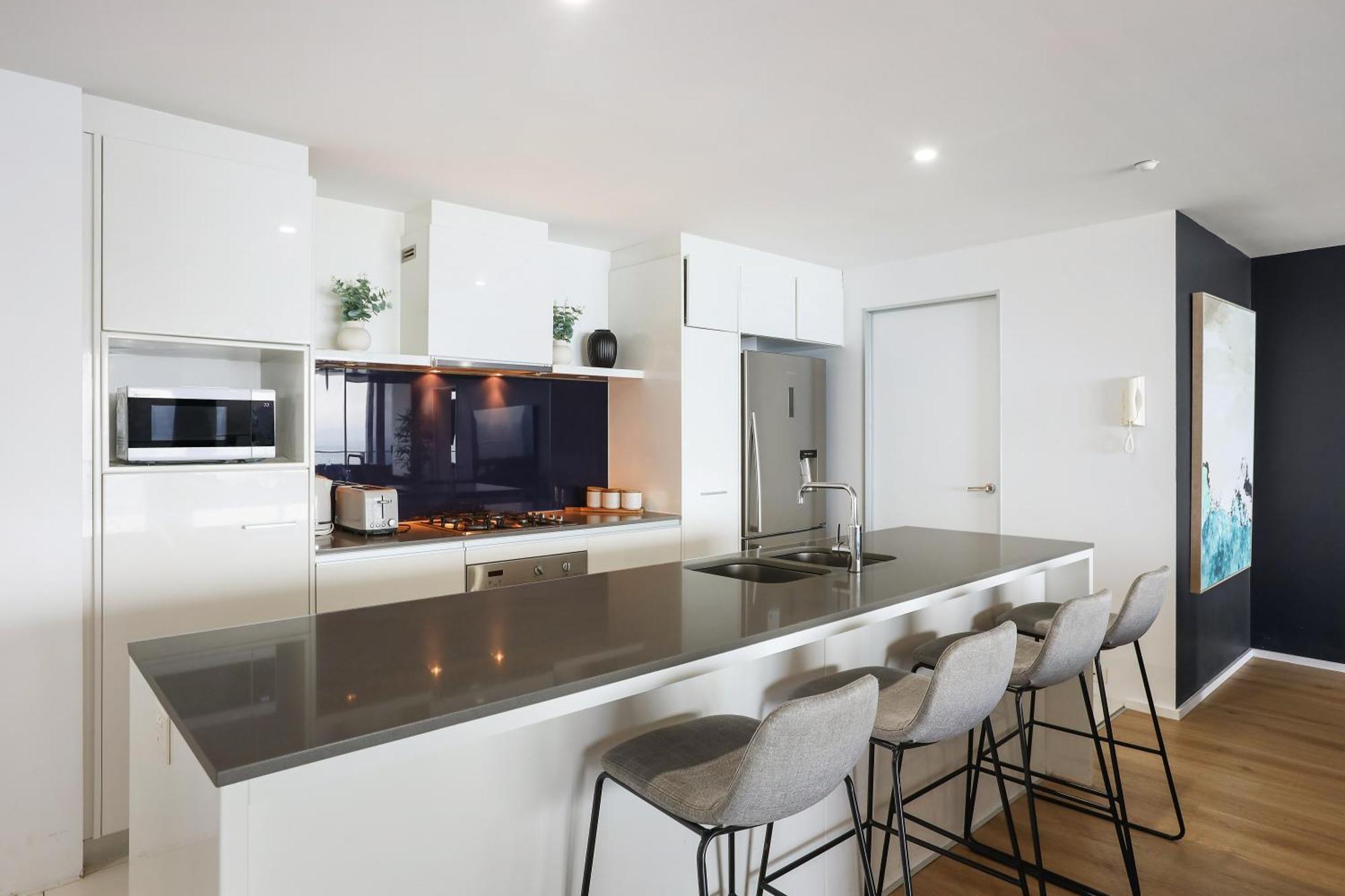 Circle On Cavil Subpenthouse 4brm Lv52! Ocean View Apartment