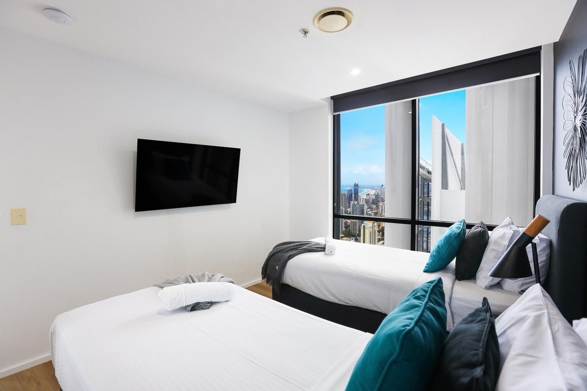 Circle On Cavil Subpenthouse 4brm Lv52! Ocean View Apartment *