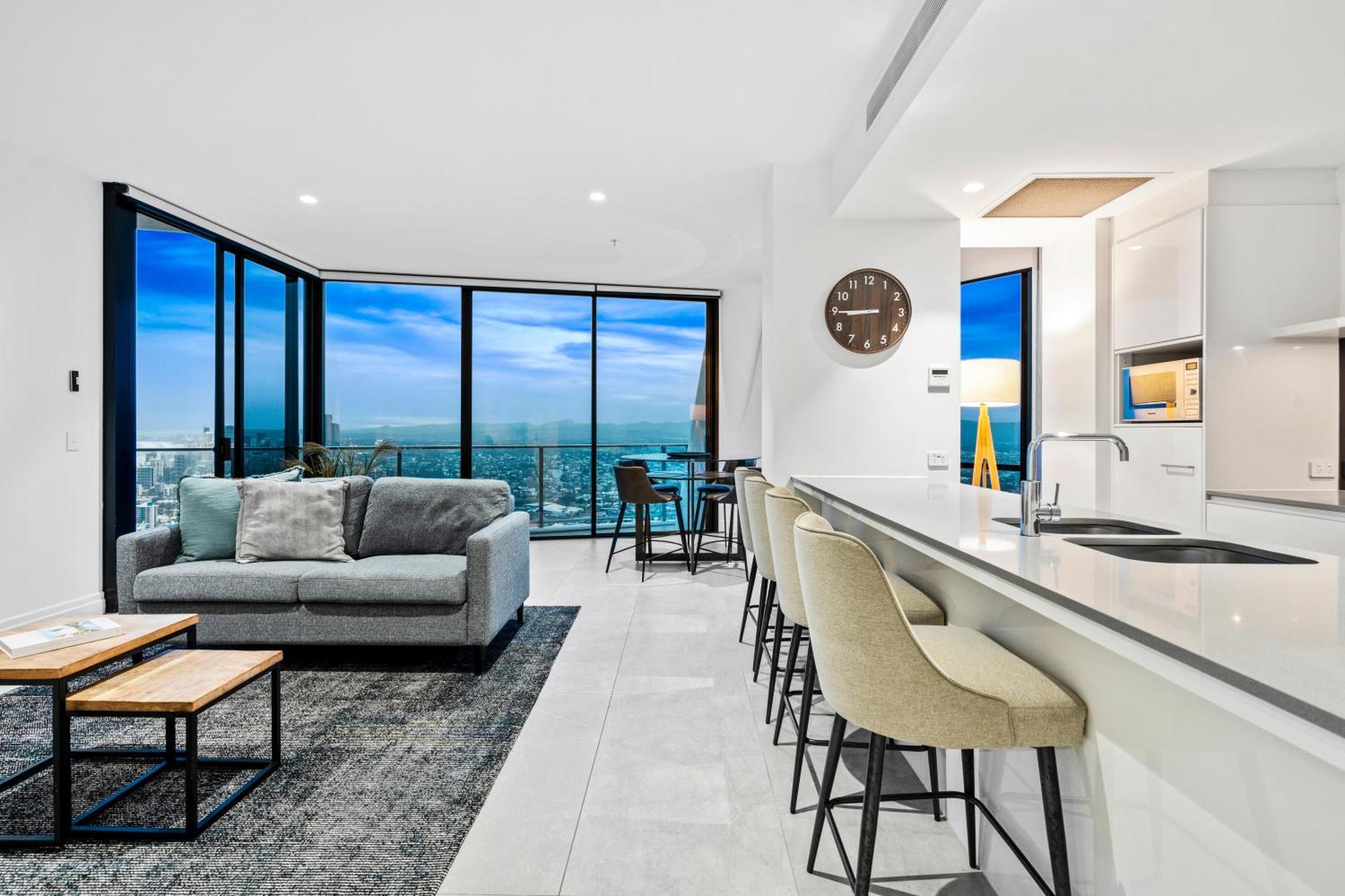 Apartment Circle On Cavill Sky High Ocean View Sub-penthouses - Self Contained & Privately Managed - Wow *