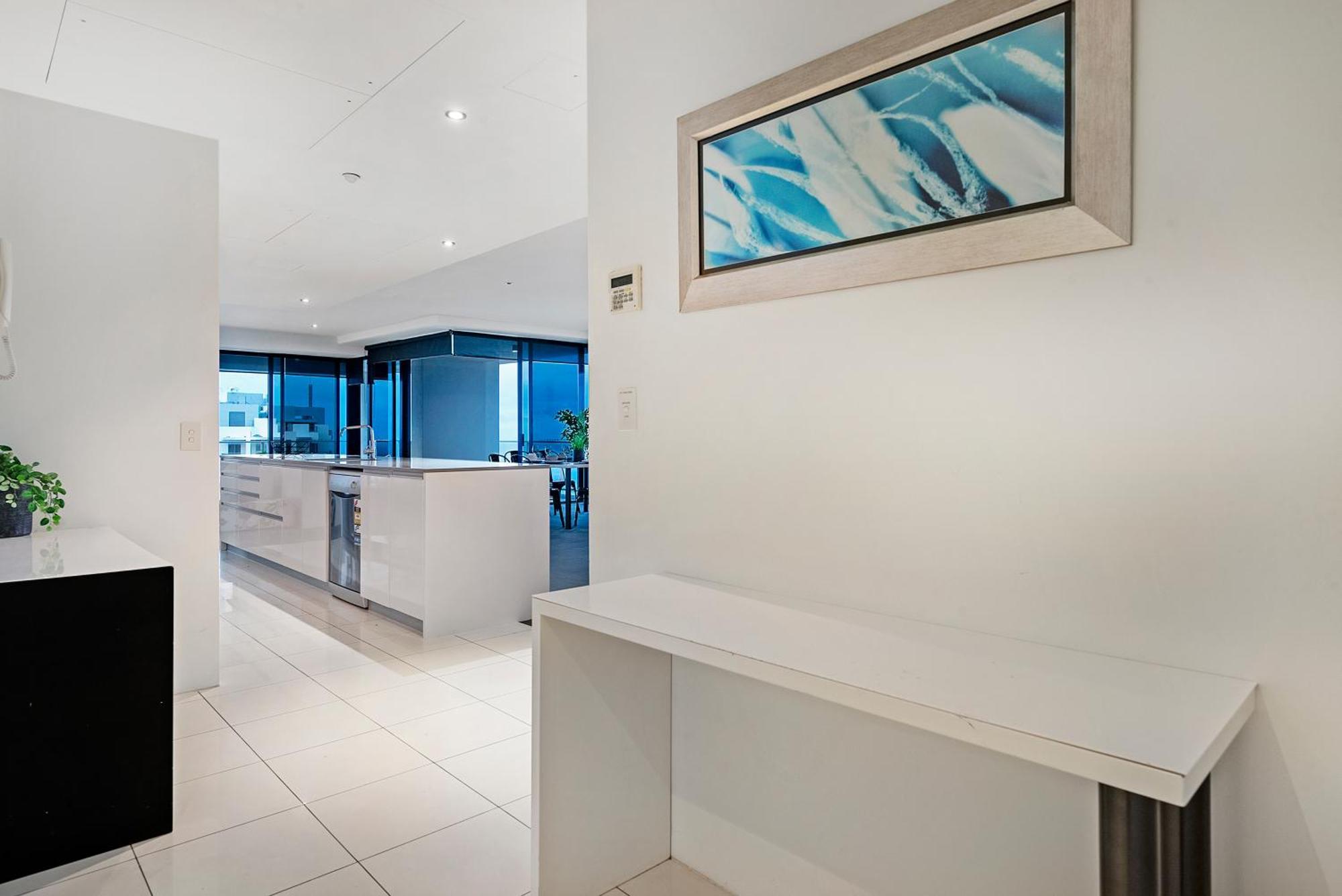 Circle On Cavill Sky High Ocean View Sub-penthouses - Self Contained & Privately Managed - Wow Apartment