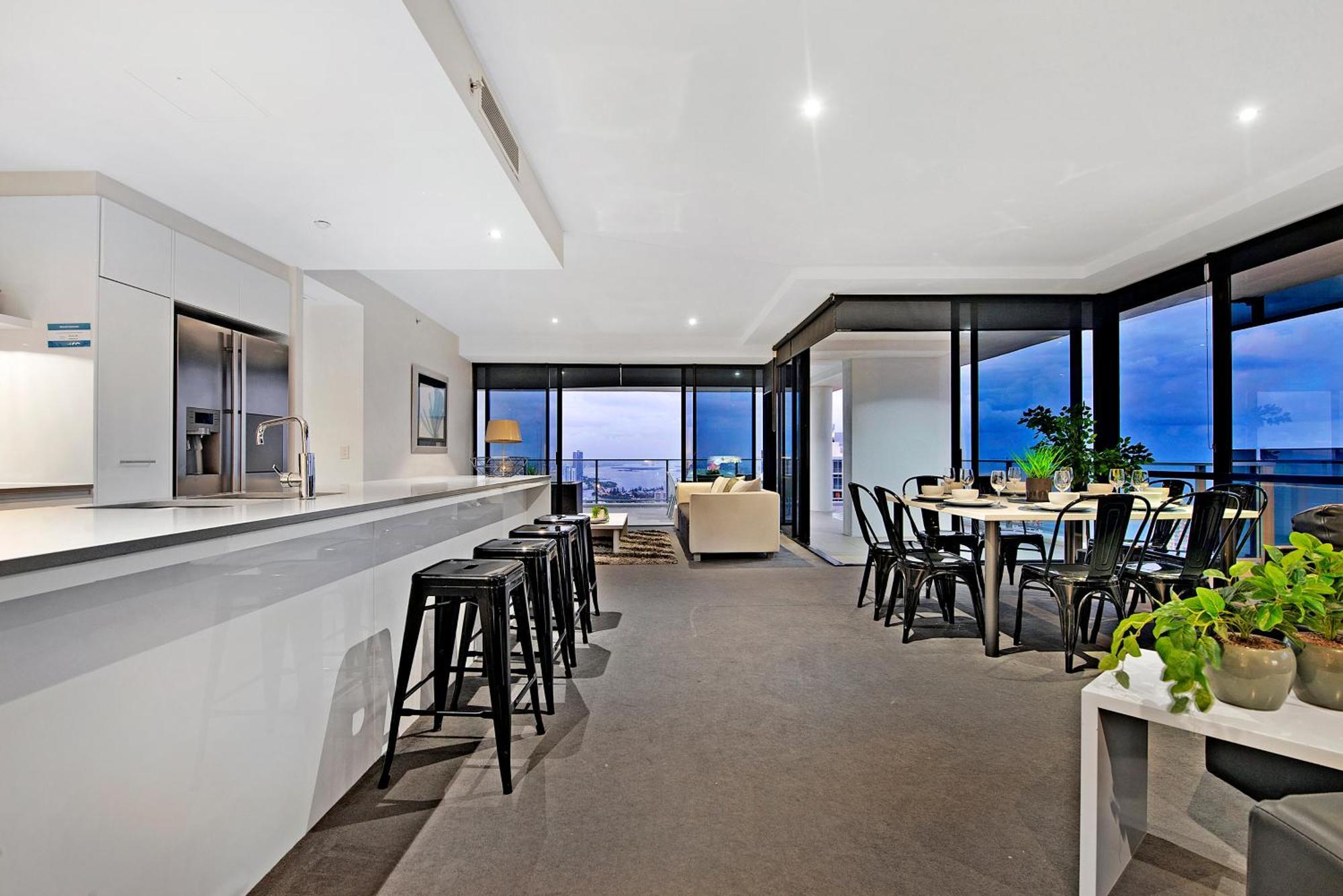 Apartment Circle On Cavill Sky High Ocean View Sub-penthouses - Self Contained & Privately Managed - Wow *