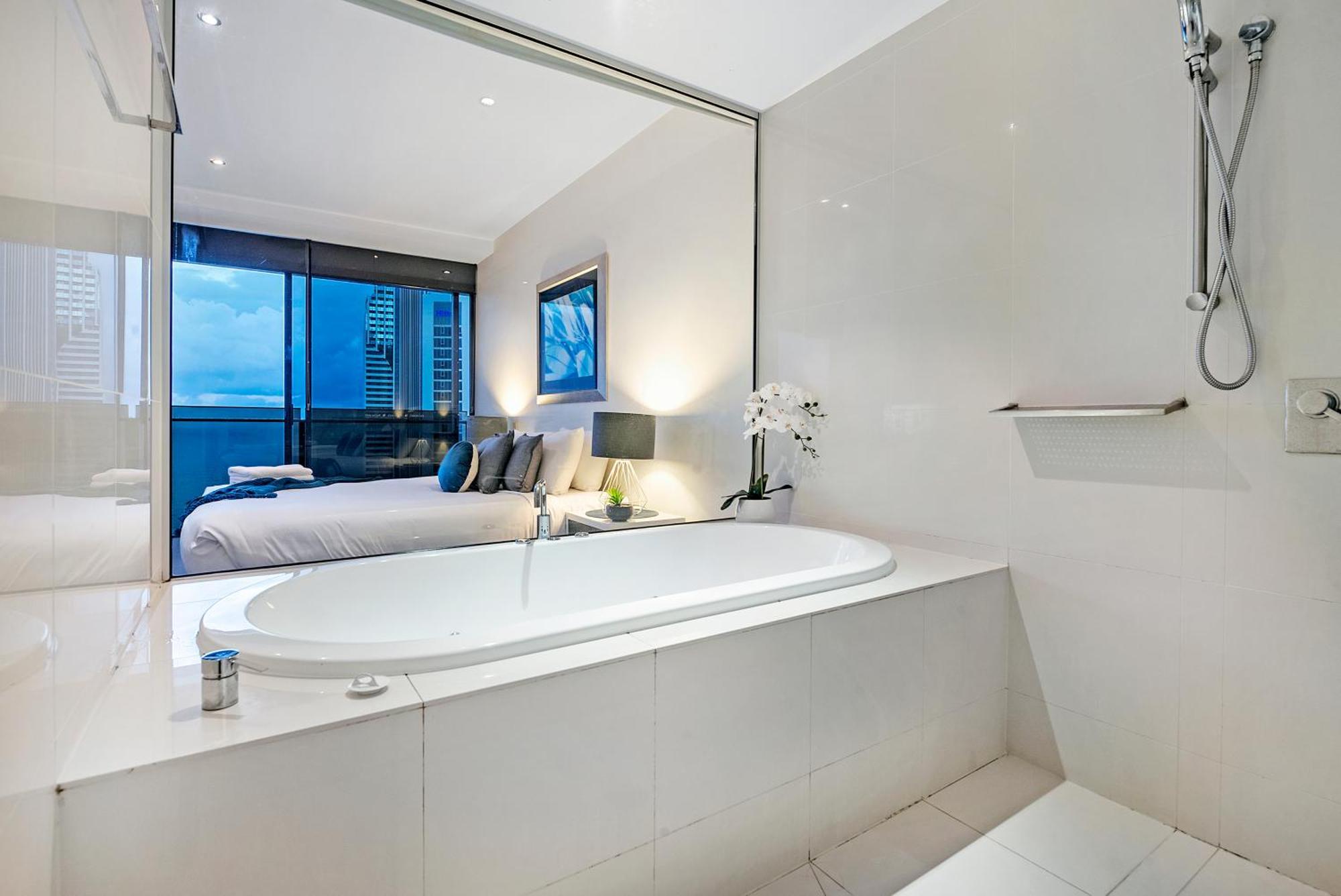 Circle On Cavill Sky High Ocean View Sub-penthouses - Self Contained & Privately Managed - Wow