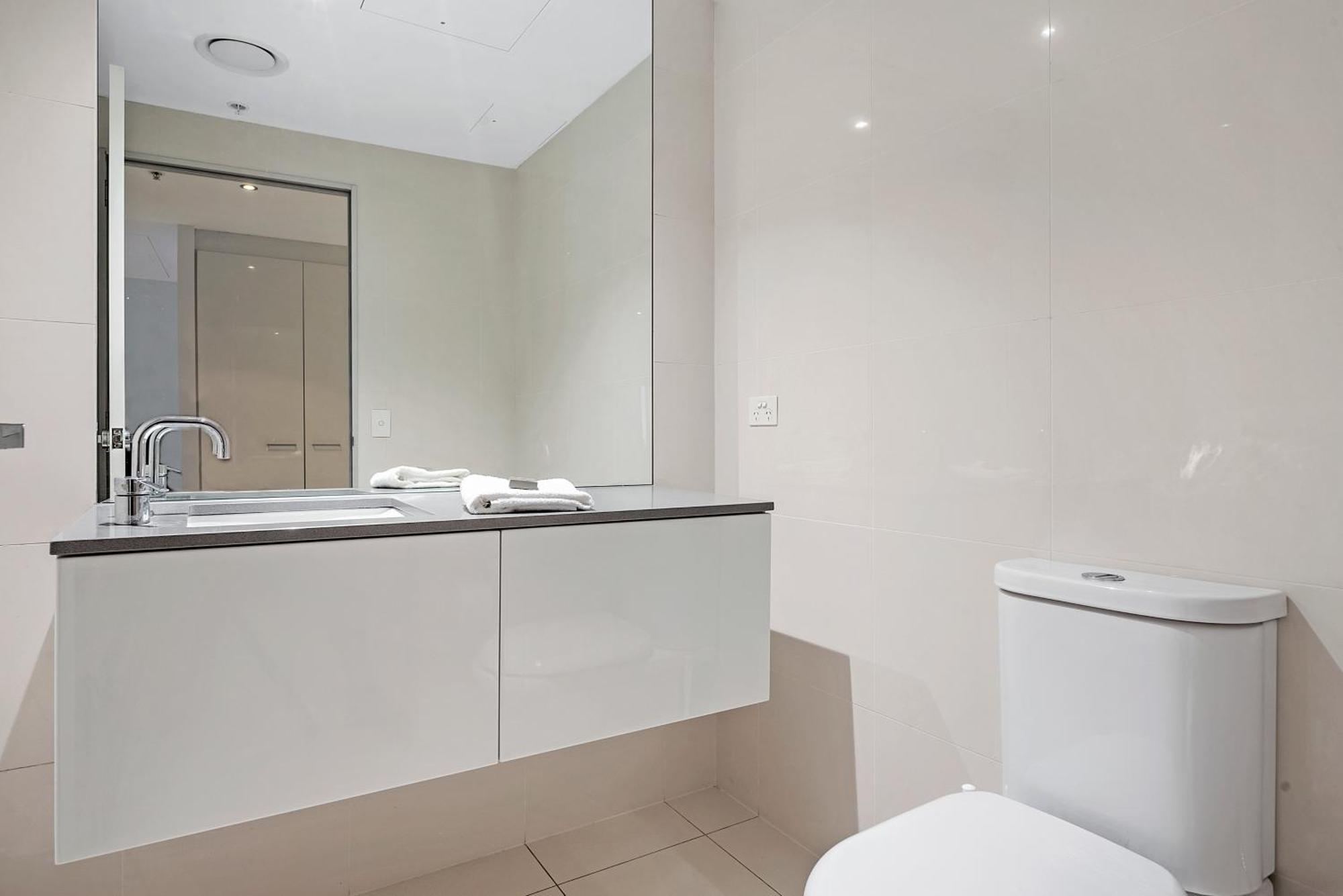 Apartment Circle On Cavill Sky High Ocean View Sub-penthouses - Self Contained & Privately Managed - Wow Gold Coast