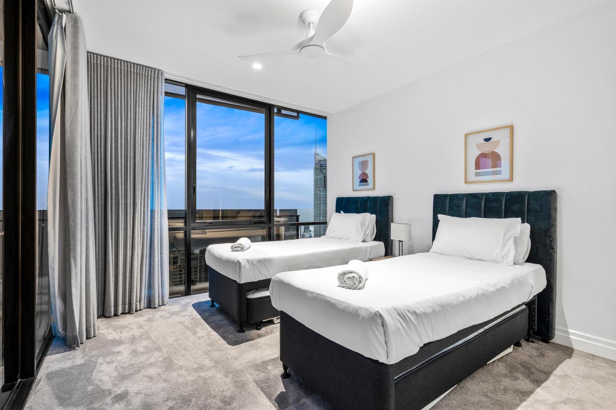 Apartment Circle On Cavill Sky High Ocean View Sub-penthouses - Self Contained & Privately Managed - Wow