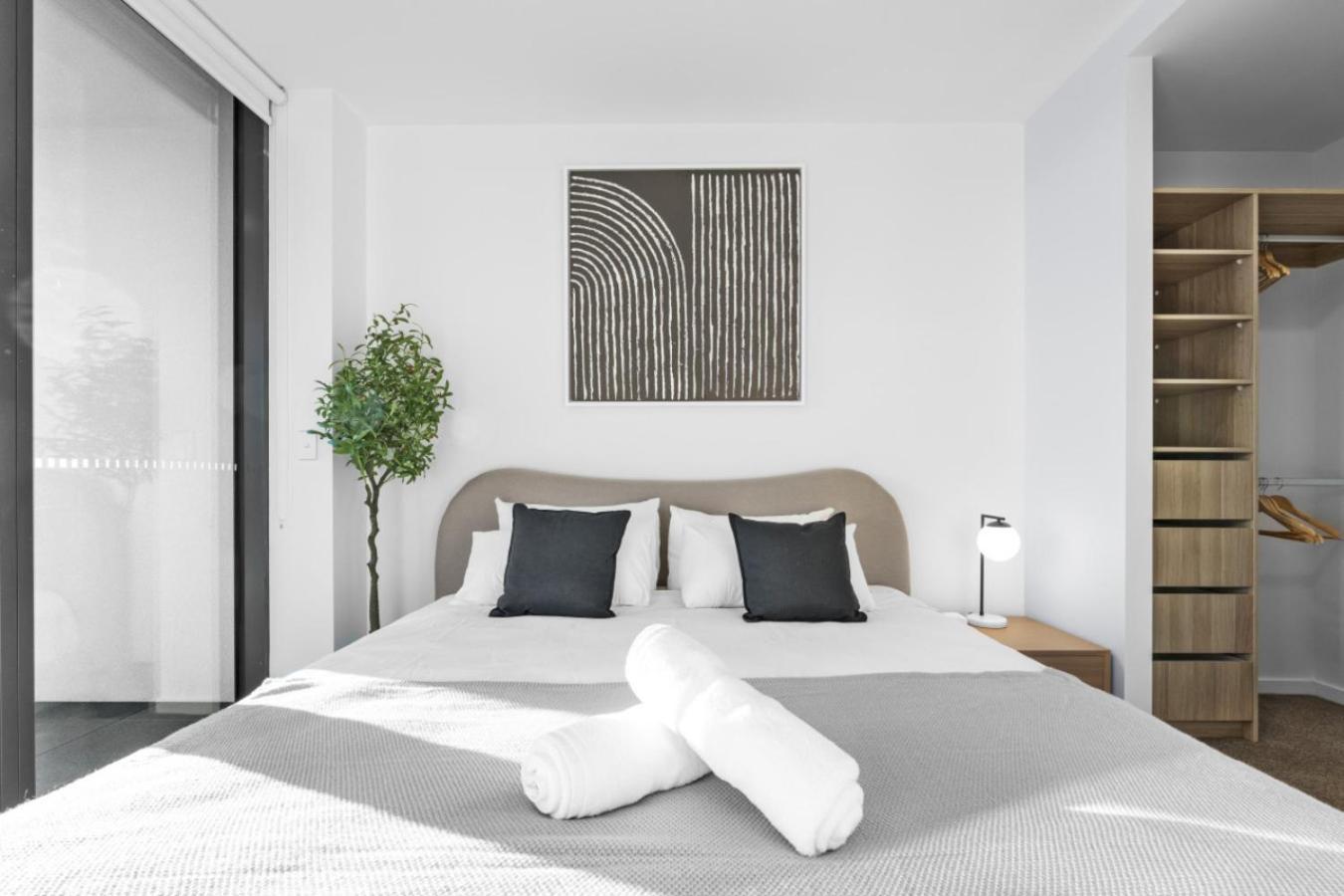 The Sunset - Brand New Modern Riverview 2 Bedroom With Free Parking Pool Gym