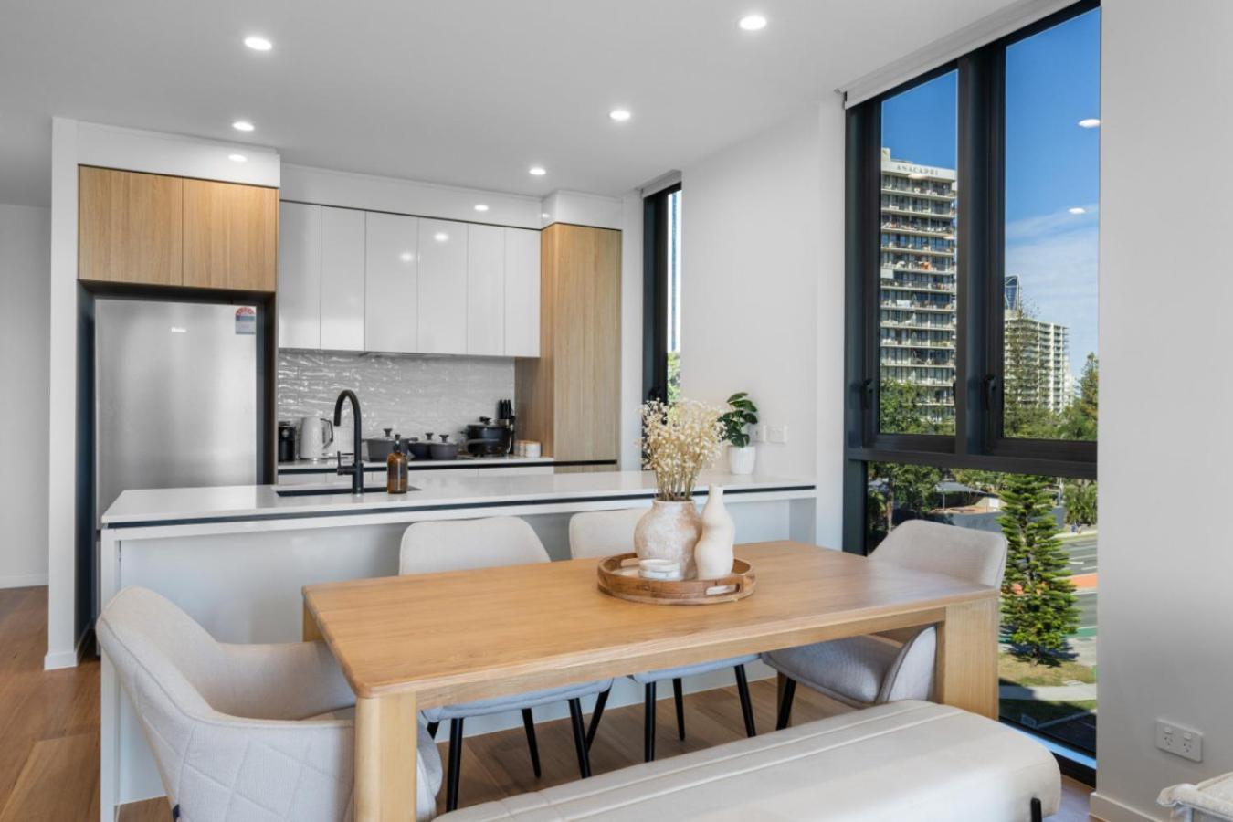 The Sunset - Brand New Modern Riverview 2 Bedroom With Free Parking Pool Gym Apartment