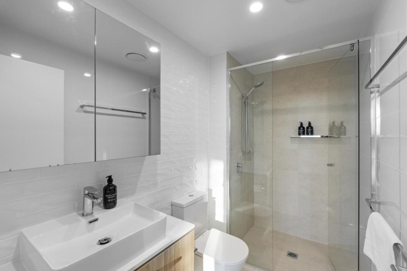 The Sunset - Brand New Modern Riverview 2 Bedroom With Free Parking Pool Gym Apartment *
