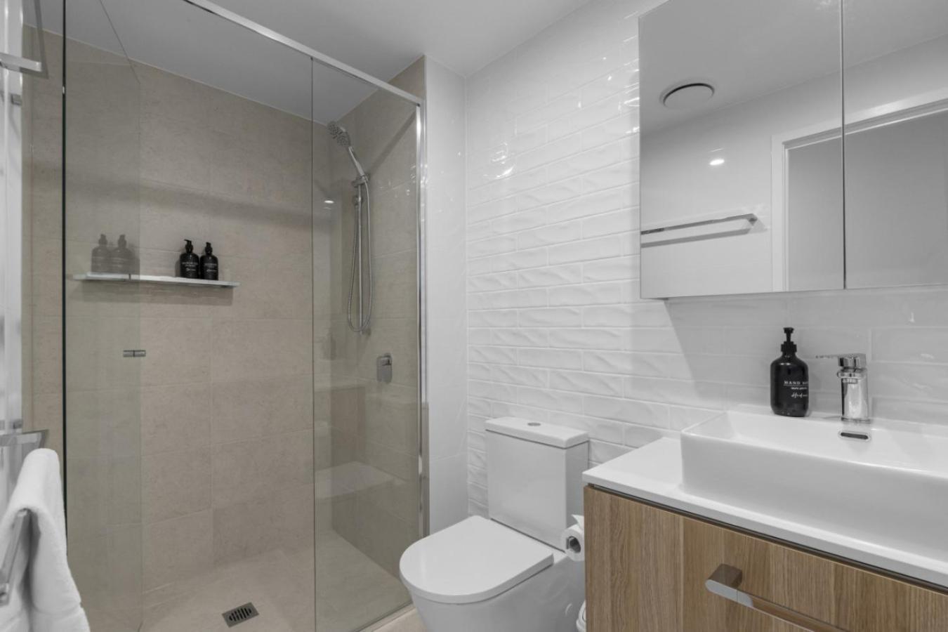 The Sunset - Brand New Modern Riverview 2 Bedroom With Free Parking Pool Gym * Gold Coast