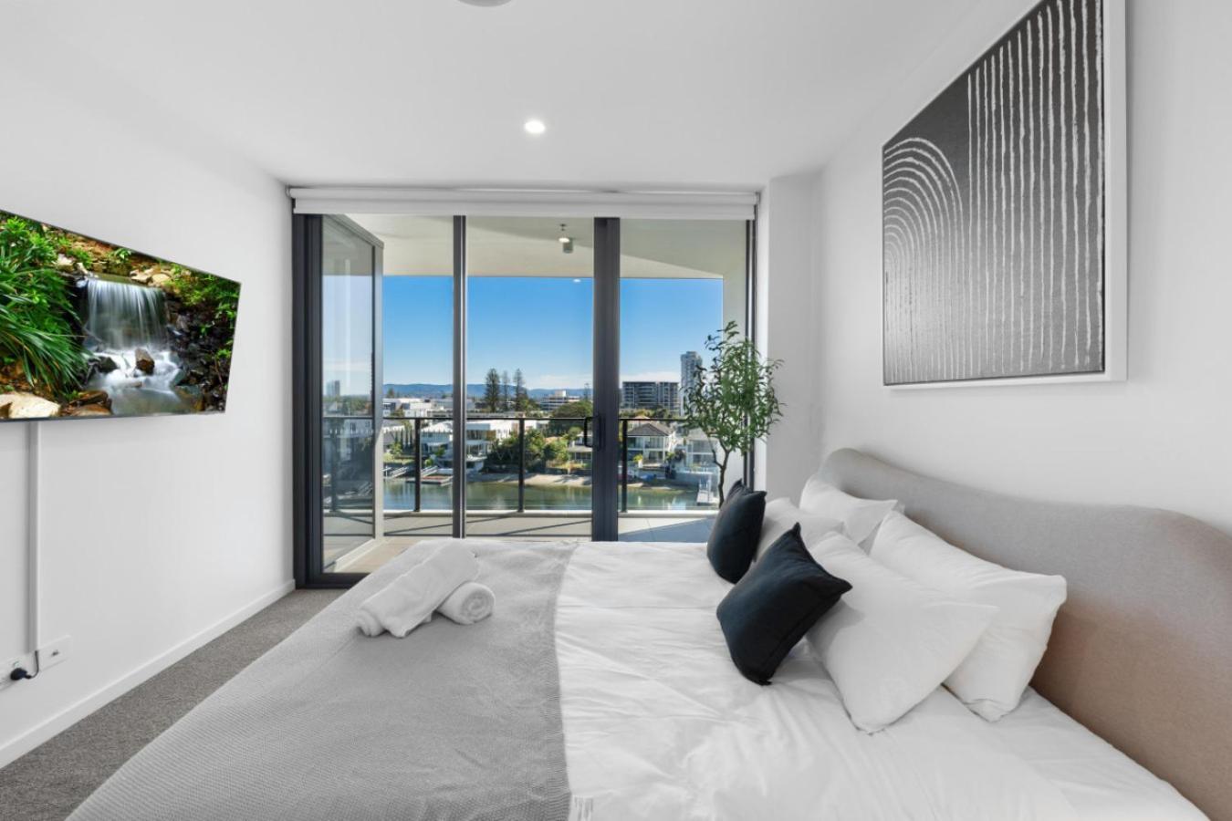 The Sunset - Brand New Modern Riverview 2 Bedroom With Free Parking Pool Gym *