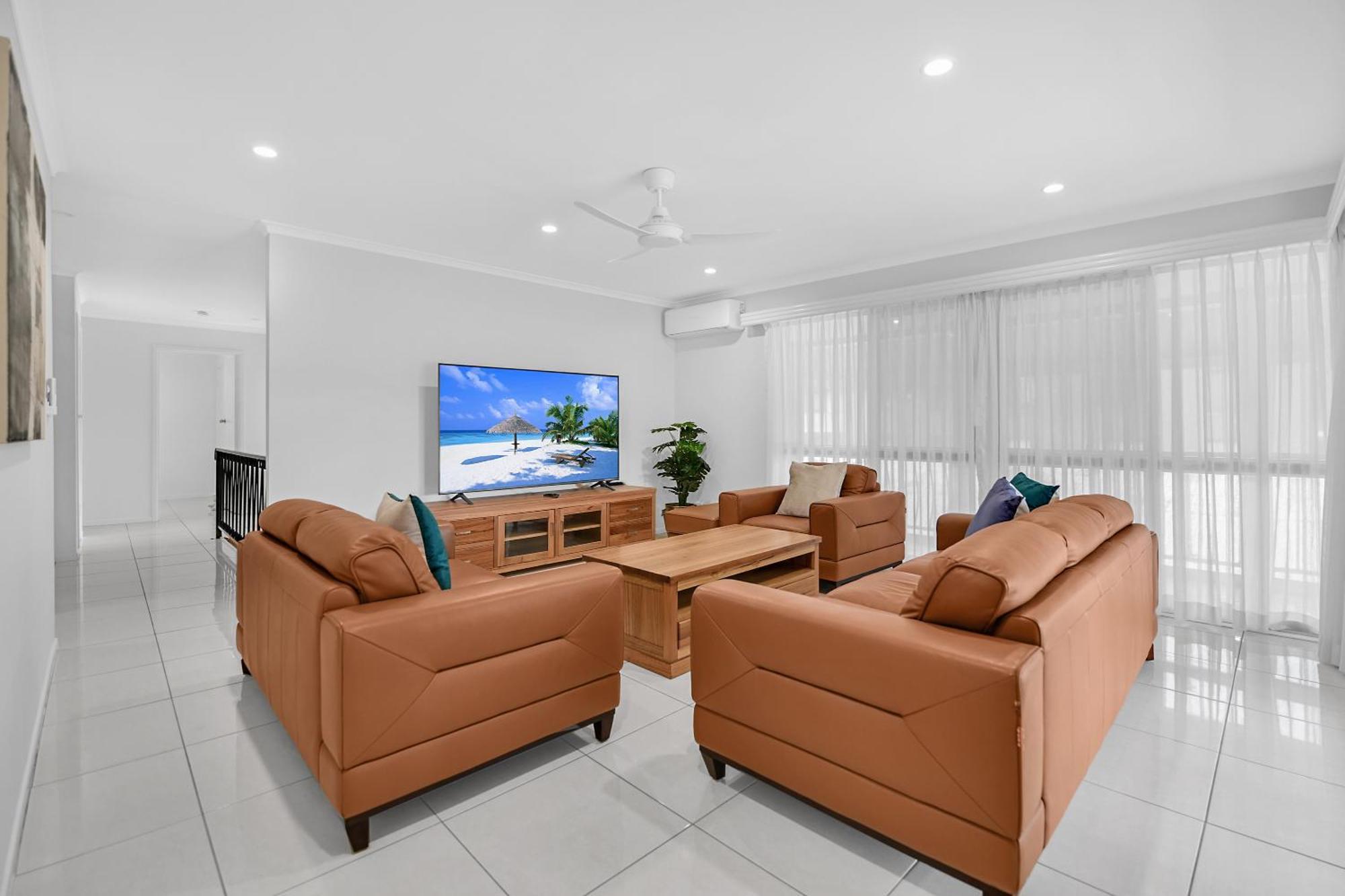 Located 3 Bedroom Unit In Southport *
