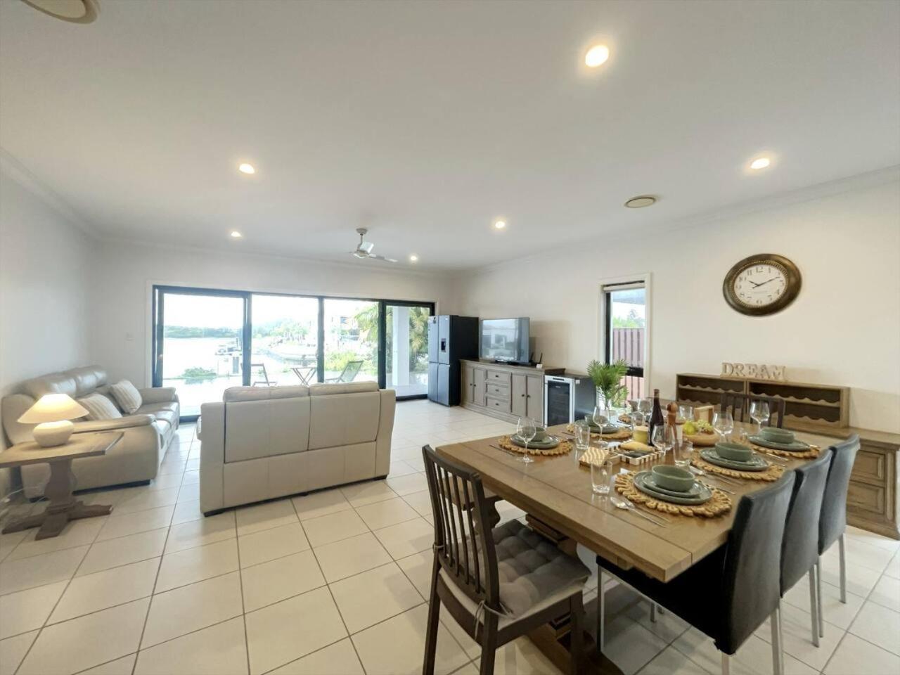 Scenic 5 Bed Riverview Classic And Relaxing Escape Holiday home *