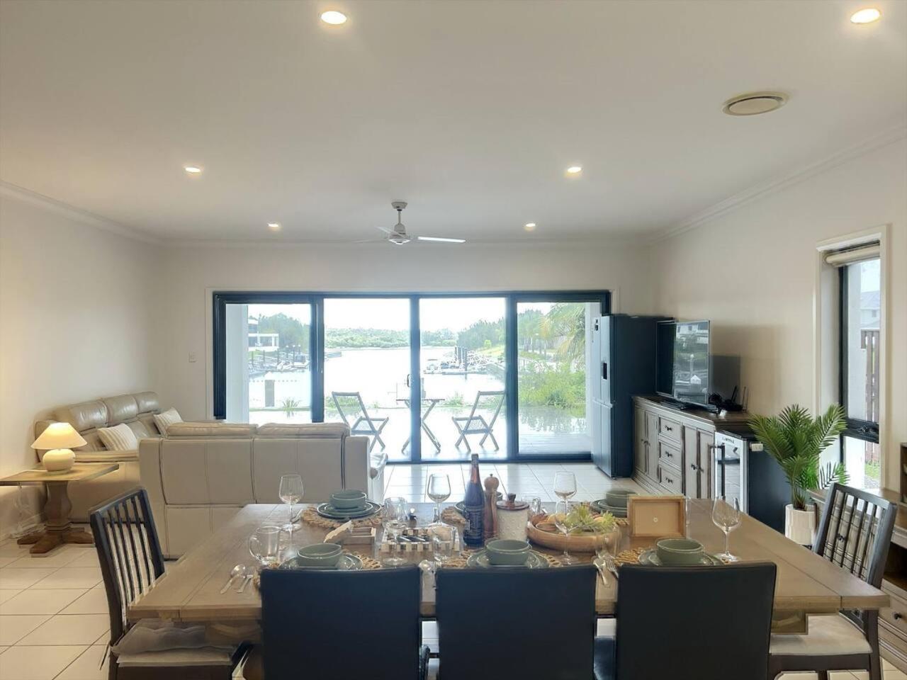 Holiday home Scenic 5 Bed Riverview Classic And Relaxing Escape Gold Coast