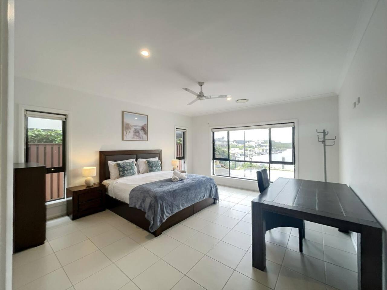 Holiday home Scenic 5 Bed Riverview Classic And Relaxing Escape