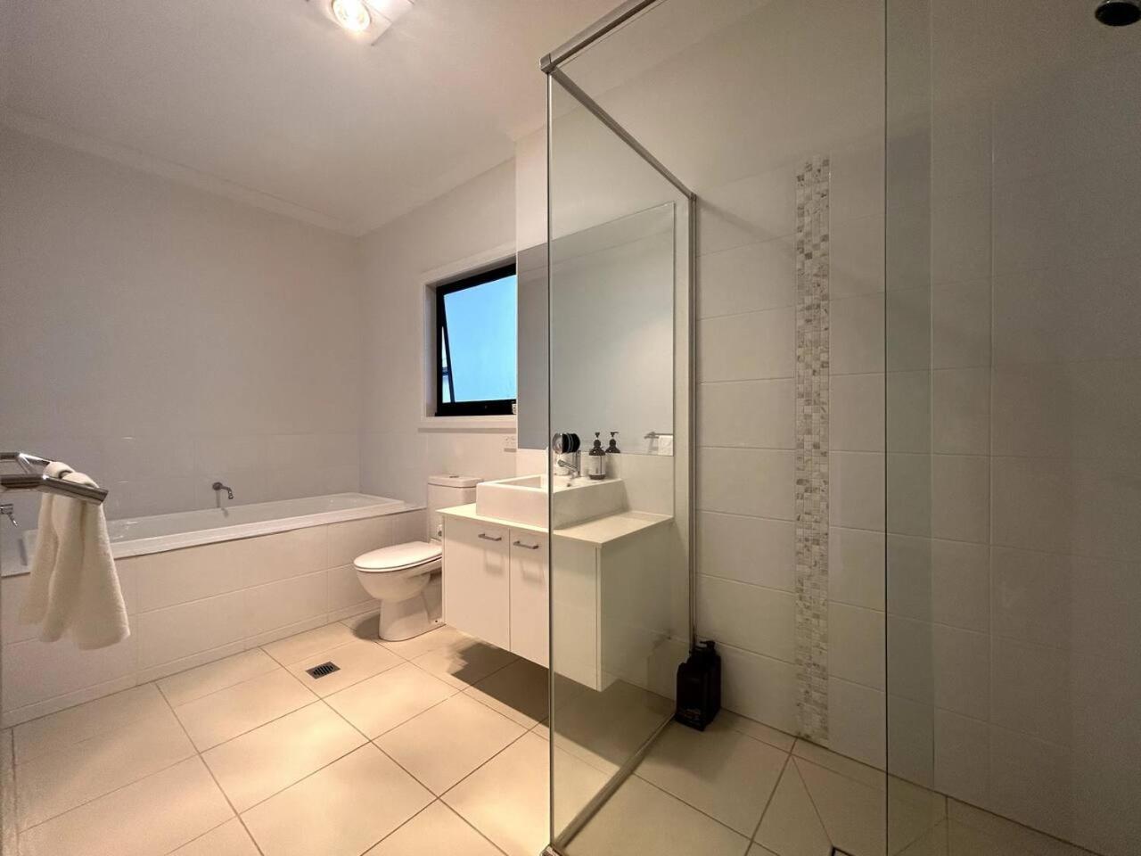 Holiday home Scenic 5 Bed Riverview Classic And Relaxing Escape *
