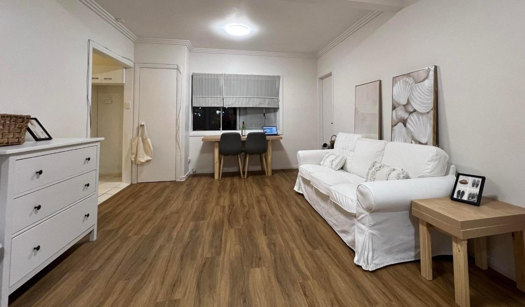 Cozy 2-bedroom Unit ,5 Minutes Walk To Miami *