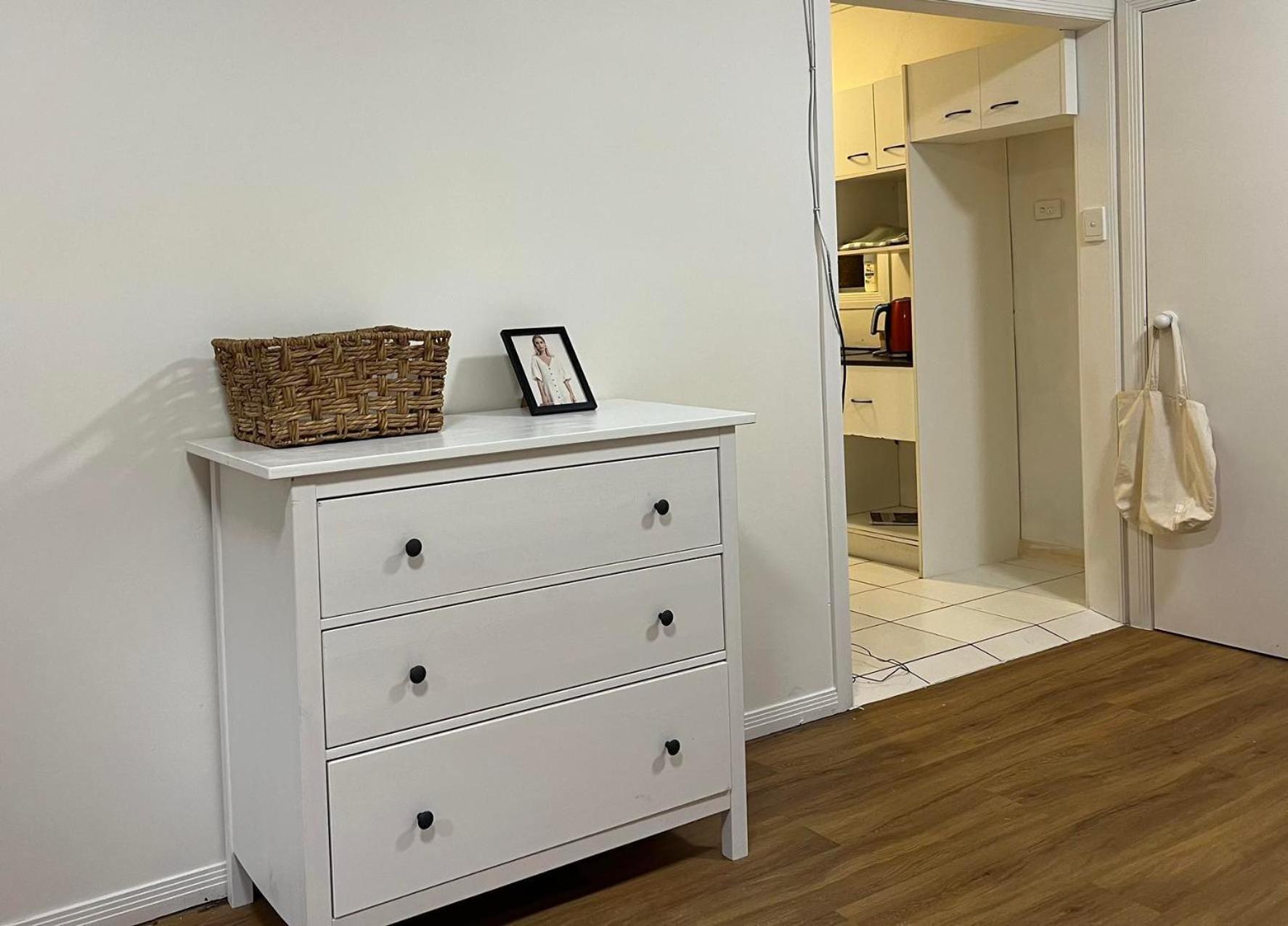 Cozy 2-bedroom Unit ,5 Minutes Walk To Miami