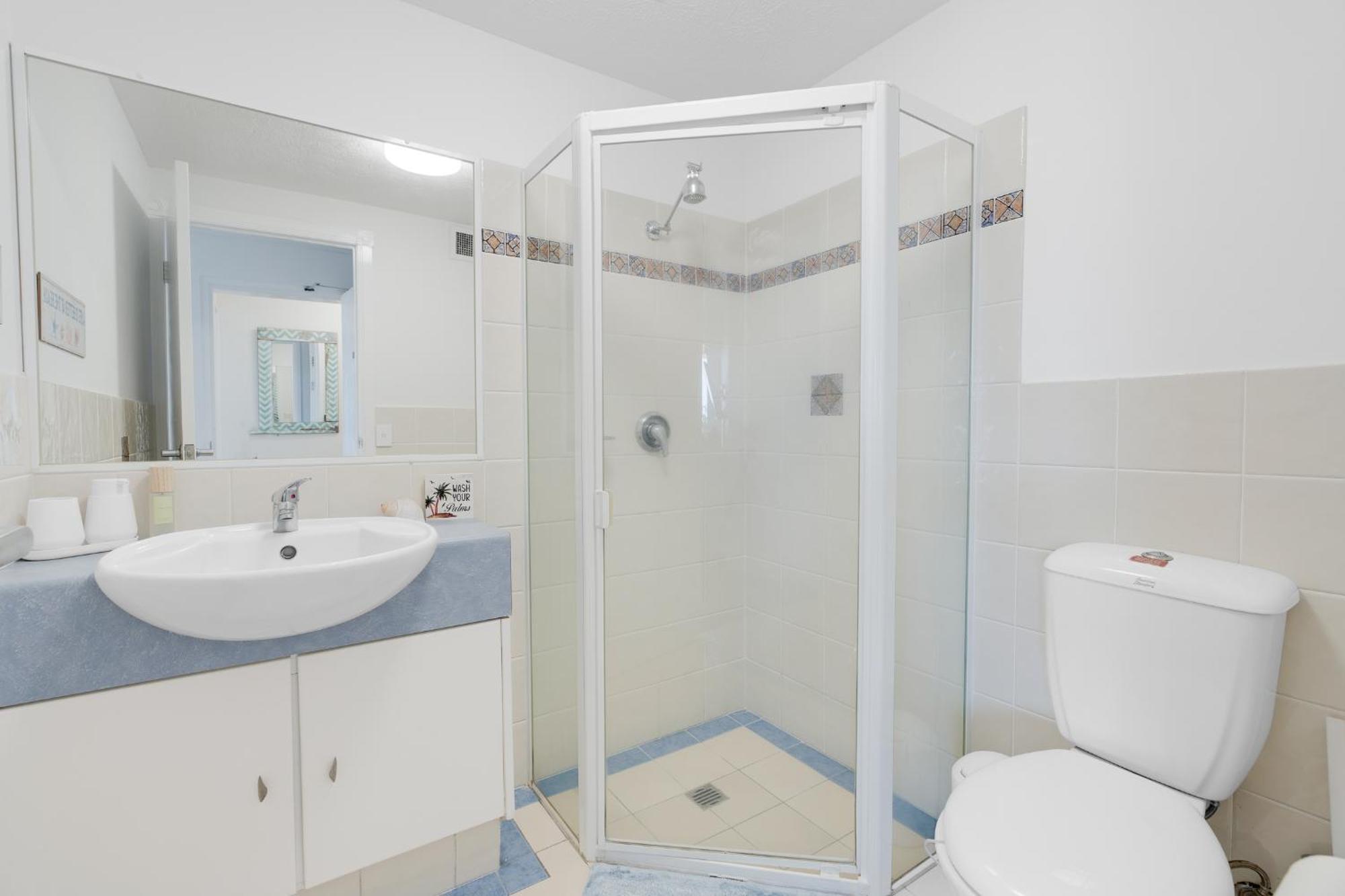 Stunning 2-br Waterfront In Palm Beach! Gold Coast