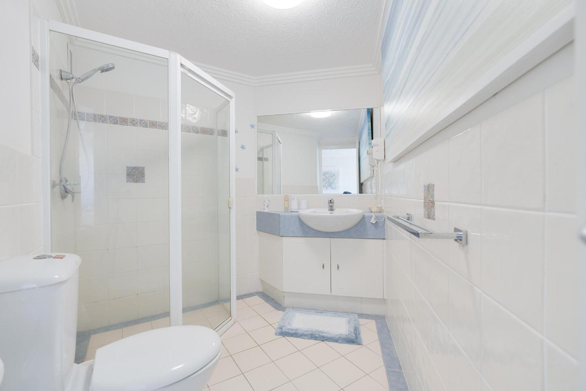 Stunning 2-br Waterfront In Palm Beach! Gold Coast