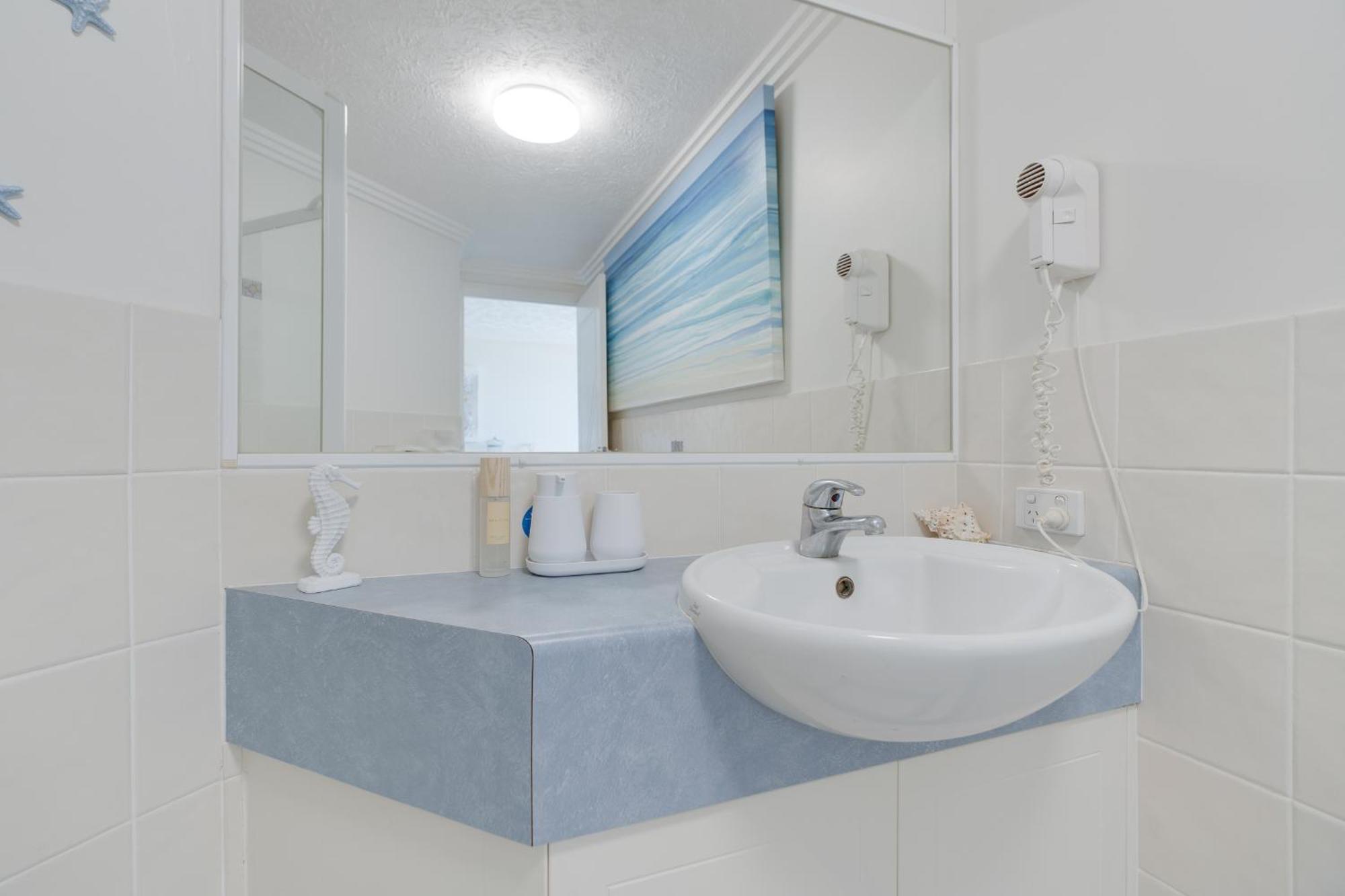Stunning 2-br Waterfront In Palm Beach! Apartment