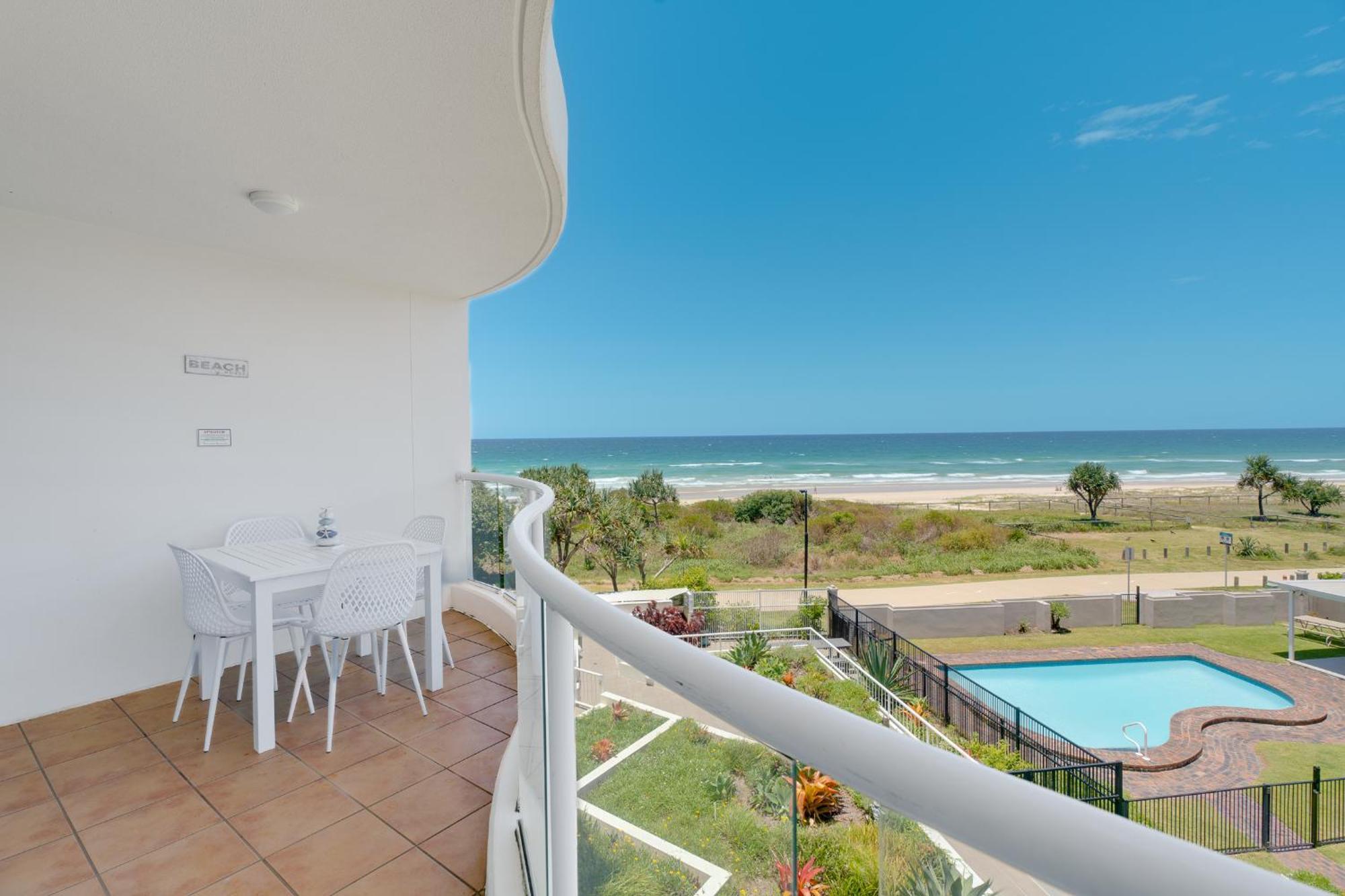 Stunning 2-br Waterfront In Palm Beach! Apartment
