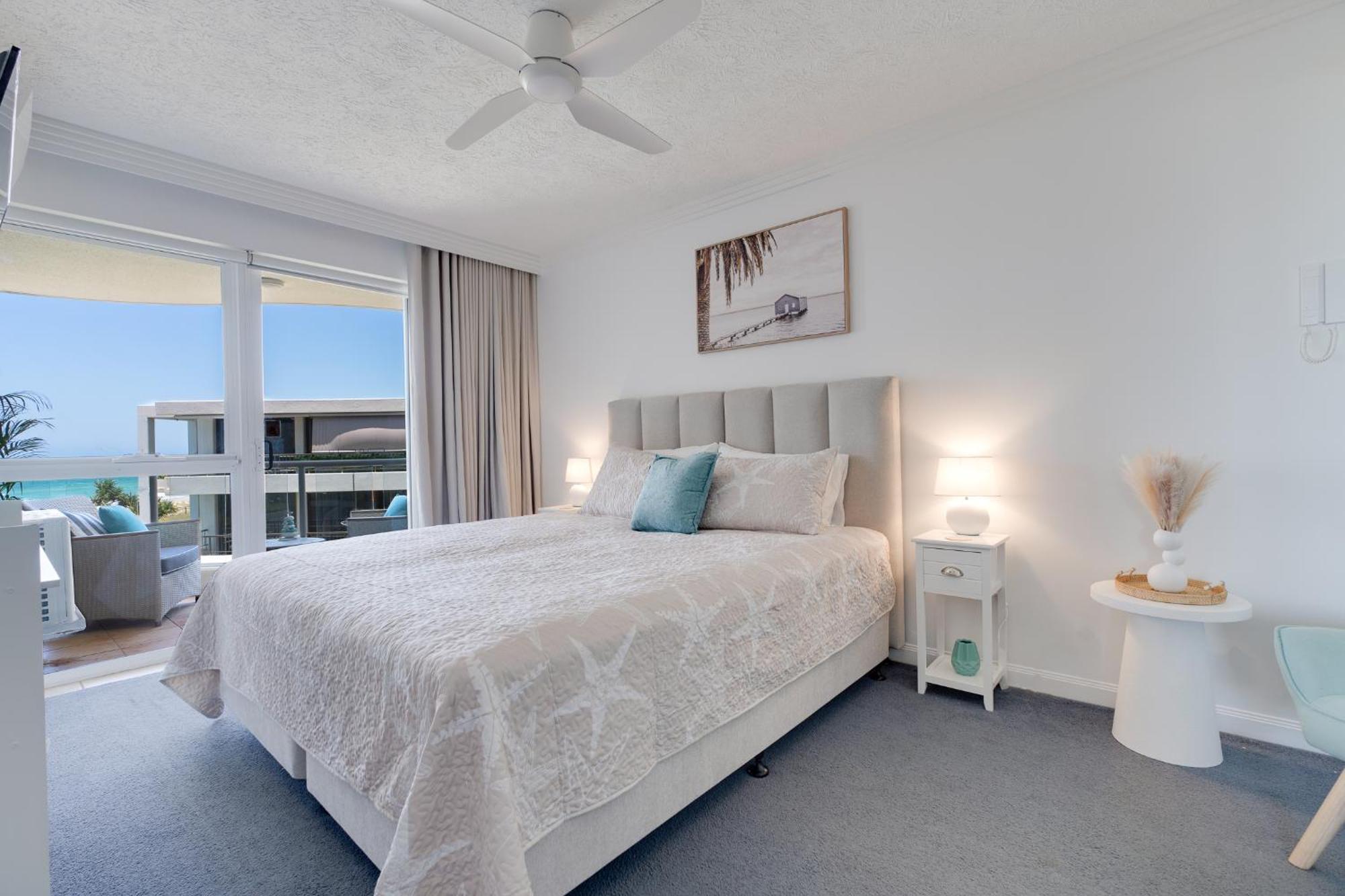 Stunning 2-br Waterfront In Palm Beach! Gold Coast