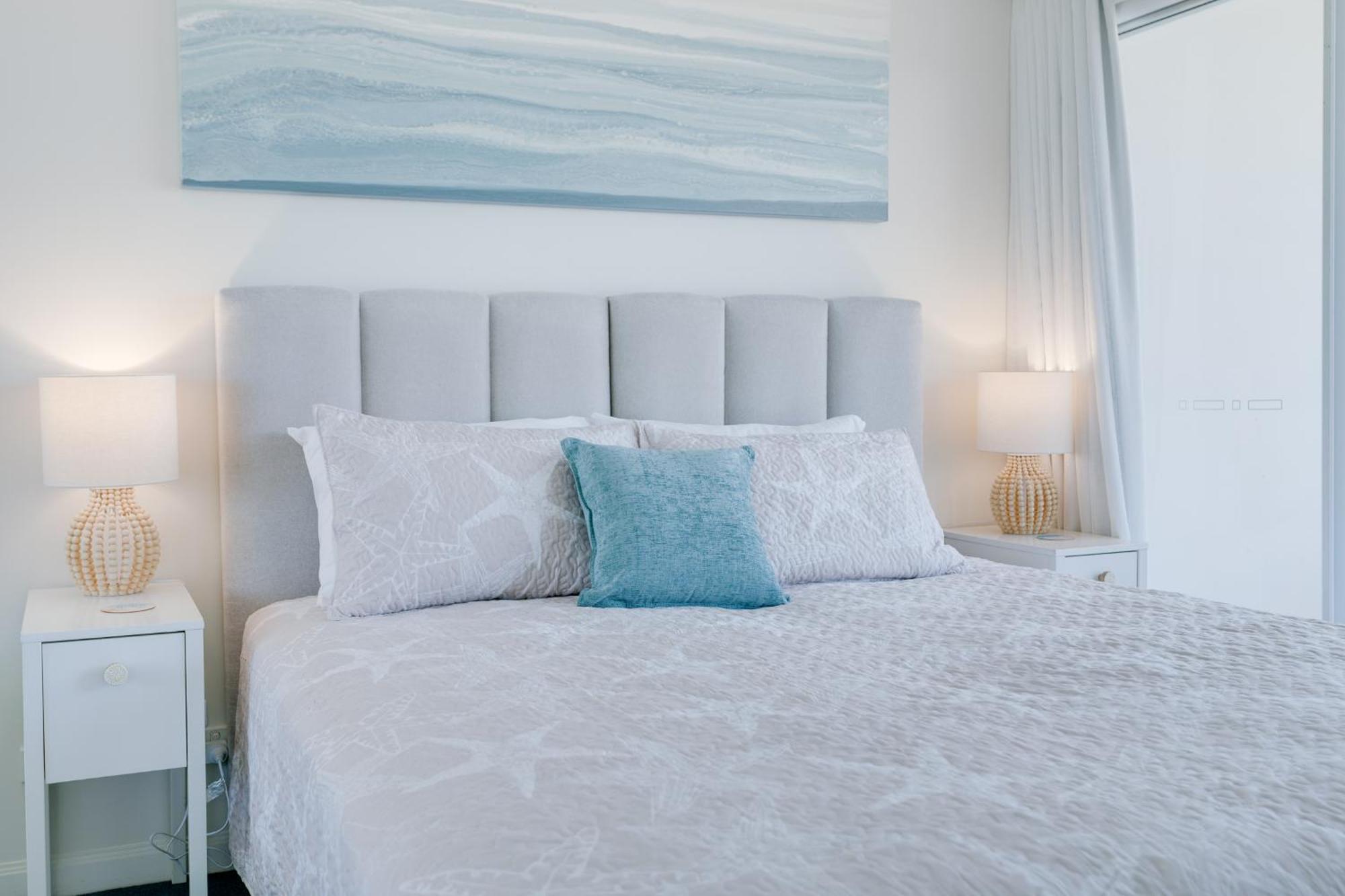 Apartment Stunning 2-br Waterfront In Palm Beach! *