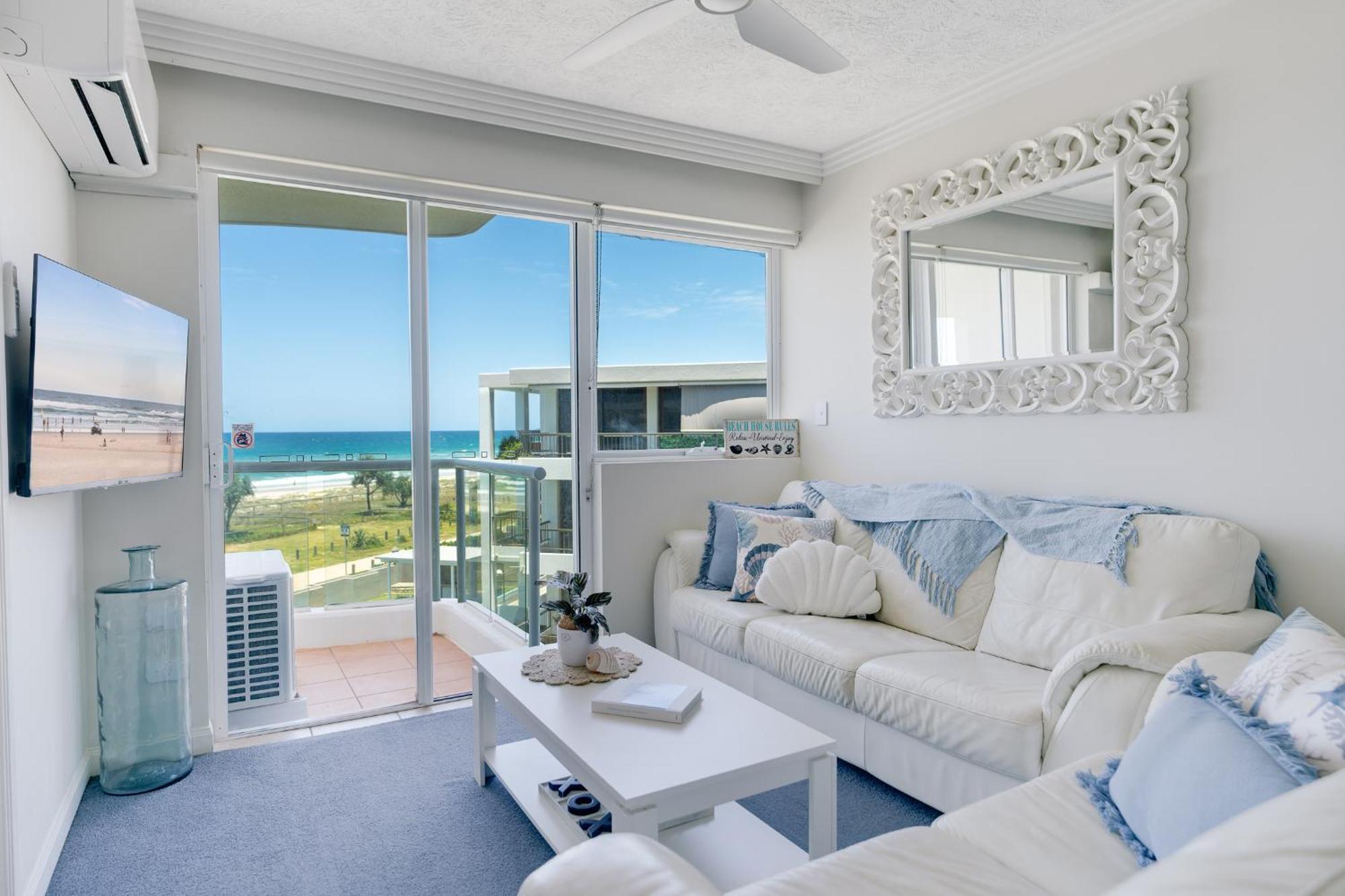Stunning 2-br Waterfront In Palm Beach! Gold Coast