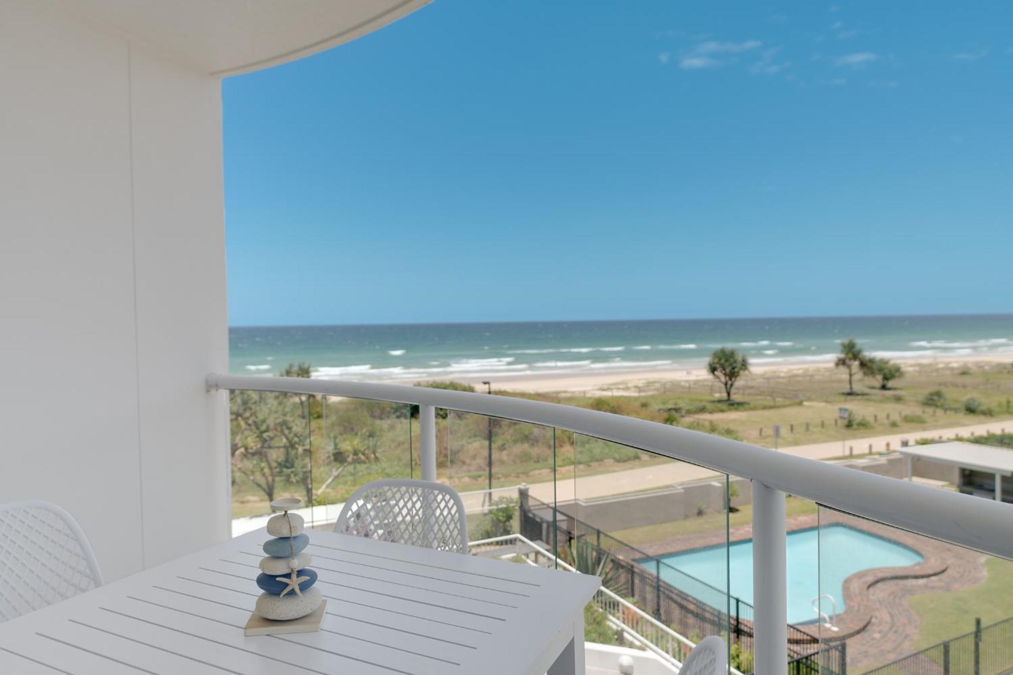 Stunning 2-br Waterfront In Palm Beach! Apartment Gold Coast