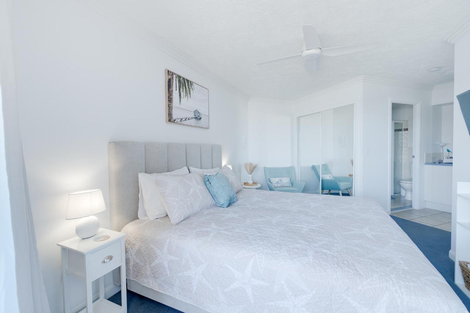 Stunning 2-br Waterfront In Palm Beach! Apartment