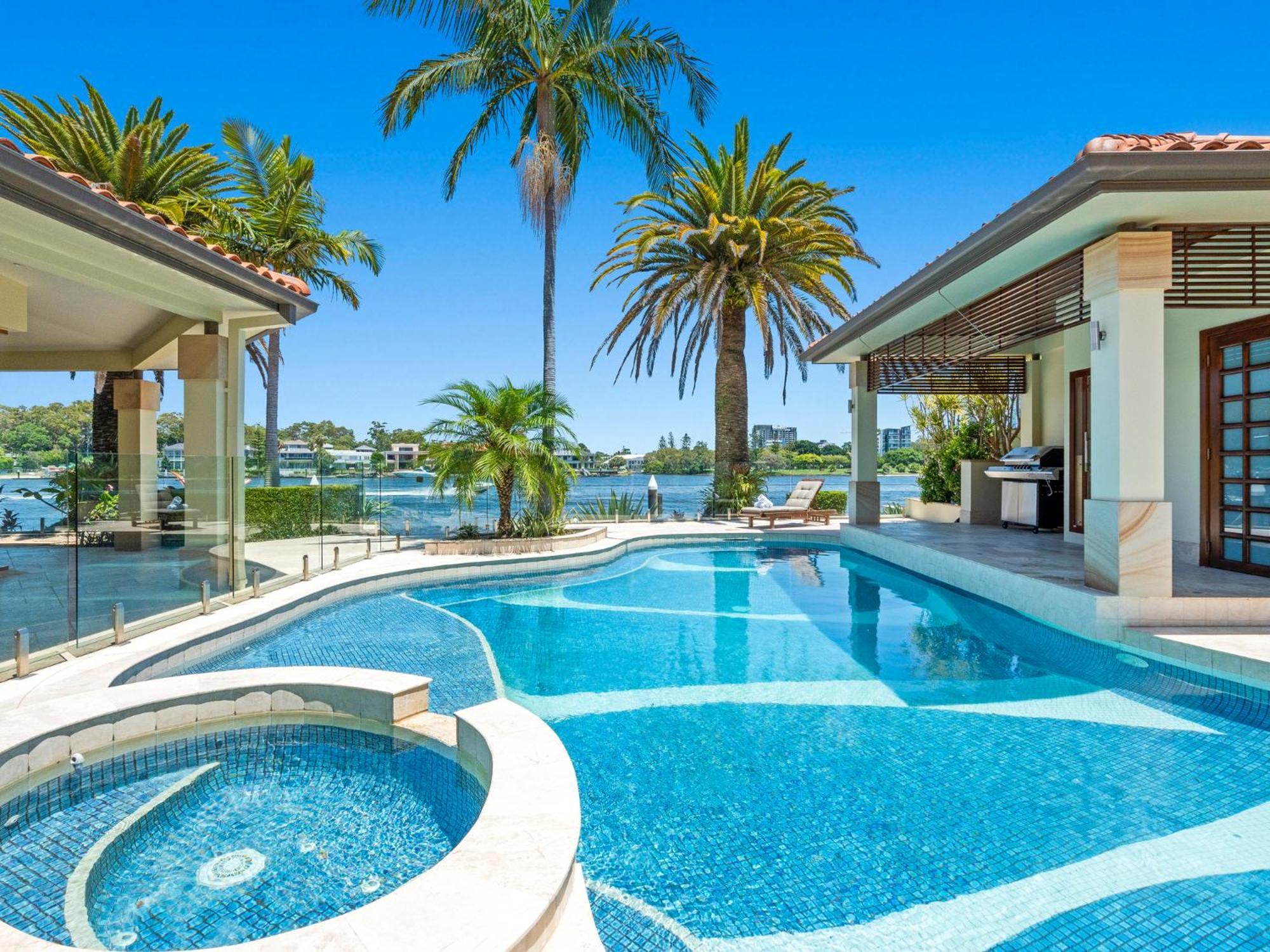 Main River Grandeur Mansion, 5bed, Pool & Sauna Gold Coast