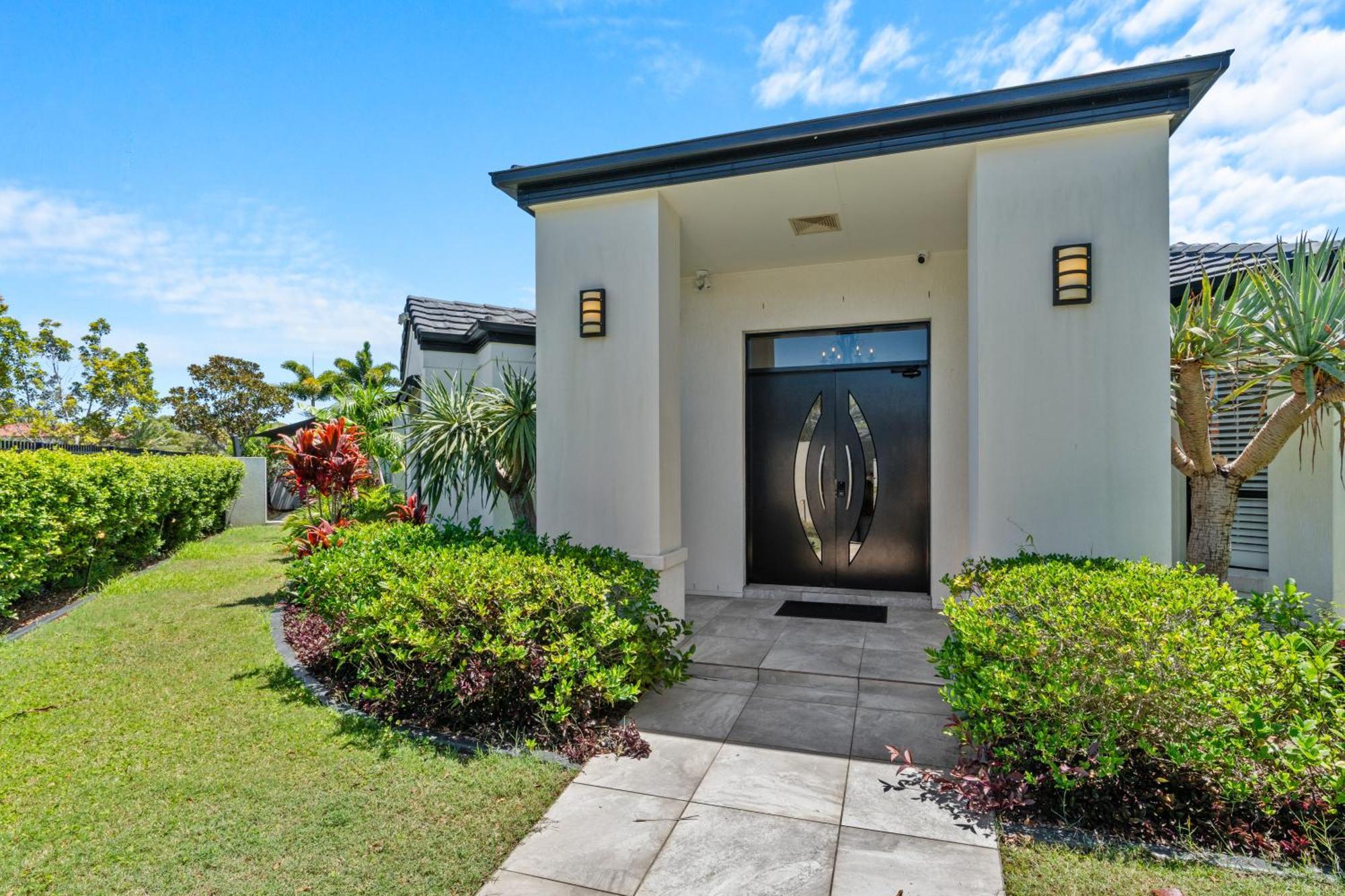 Burleigh Bliss Waterside Escape With Pool *