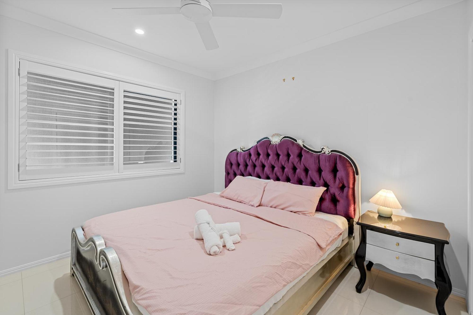 Burleigh Bliss Waterside Escape With Pool Holiday home