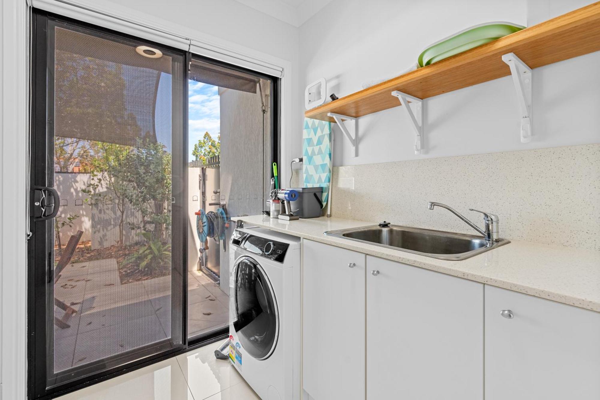 Burleigh Bliss Waterside Escape With Pool Holiday home *