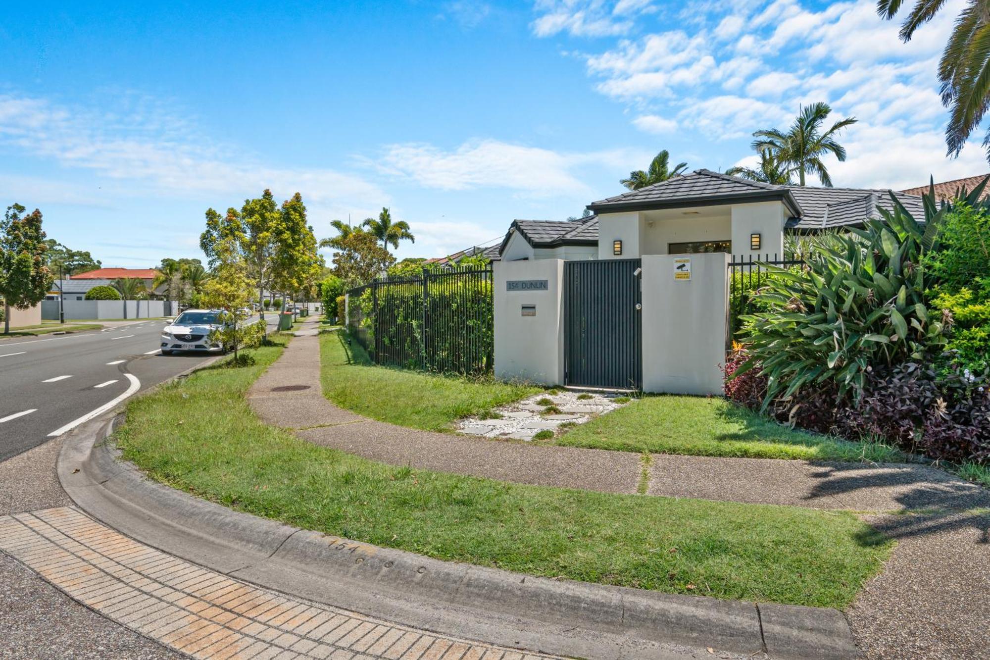 Holiday home Burleigh Bliss Waterside Escape With Pool