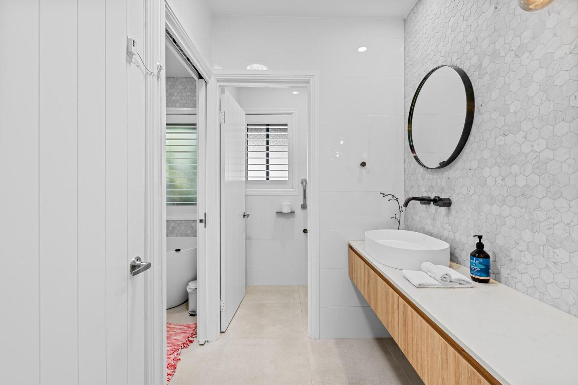 Burleigh Bliss Waterside Escape With Pool Holiday home *
