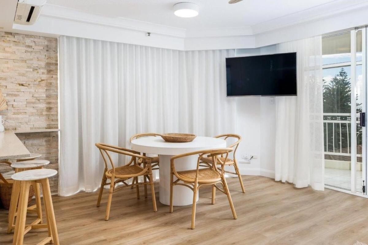Apartment Ocean View Coastal Haven In Burleigh Heads *