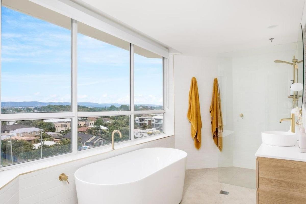 Ocean View Coastal Haven In Burleigh Heads