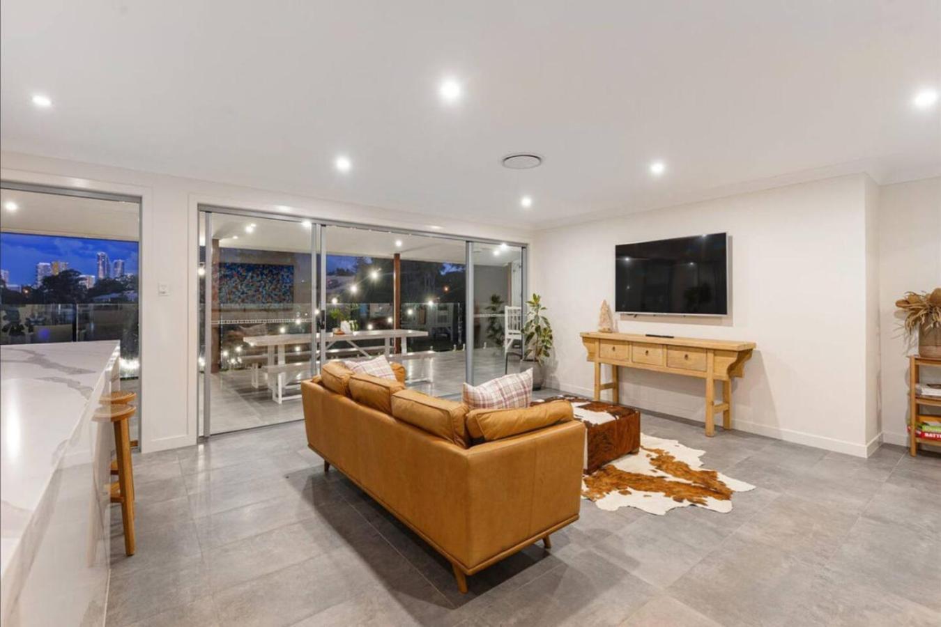 Water View Family Getaway - Wifi, Pool, Bbq Holiday home *