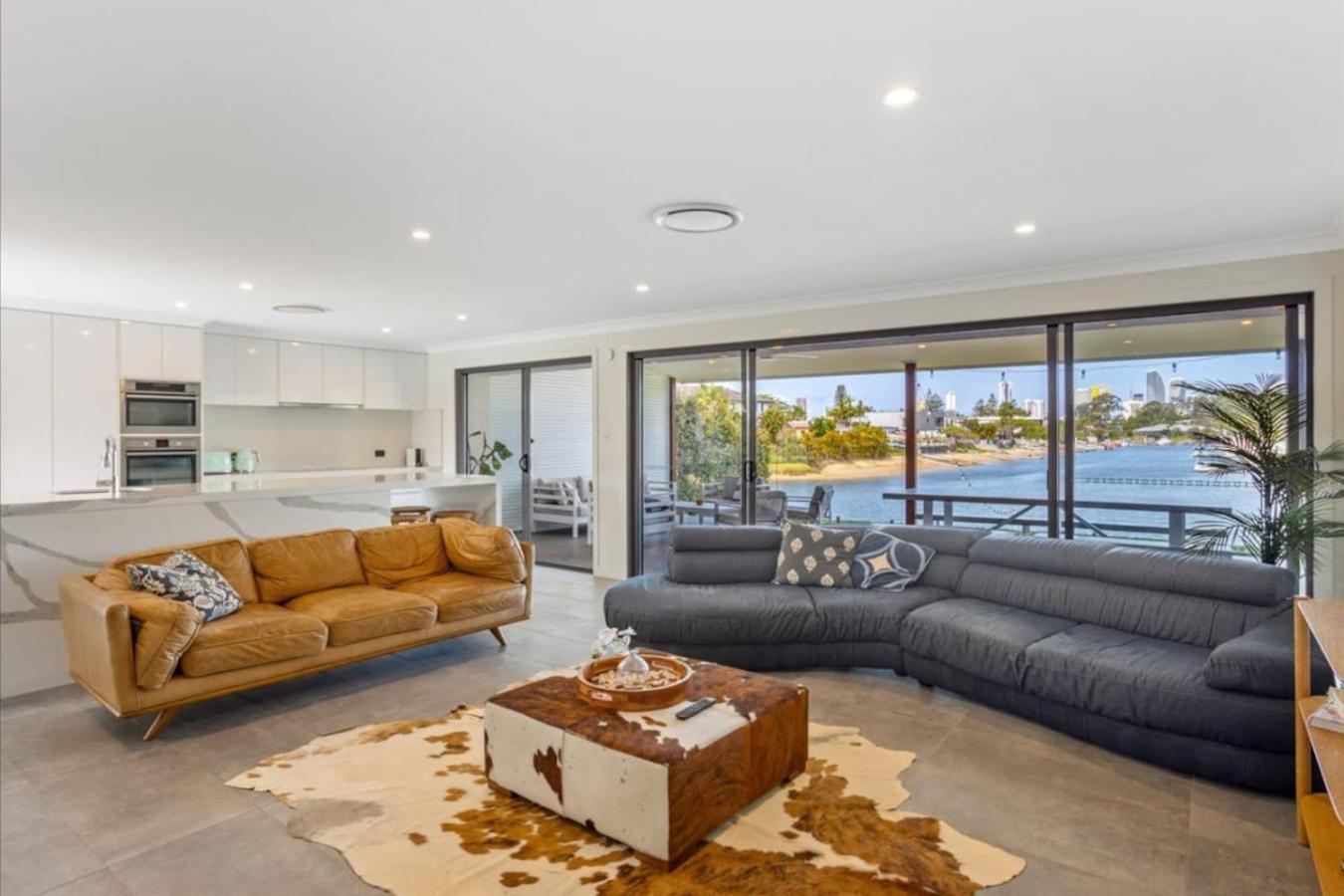 Water View Family Getaway - Wifi, Pool, Bbq * Gold Coast