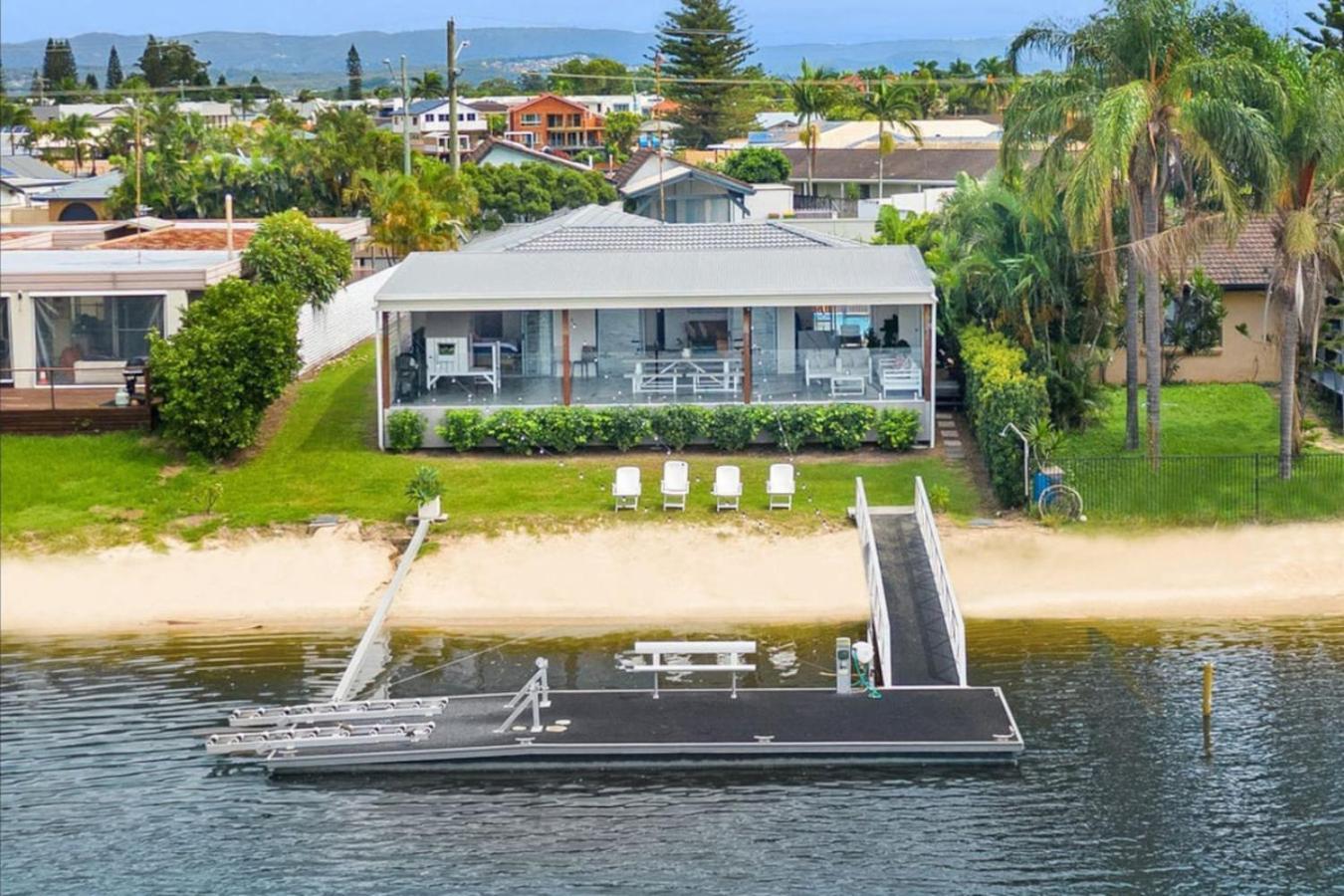 Water View Family Getaway - Wifi, Pool, Bbq Holiday home *