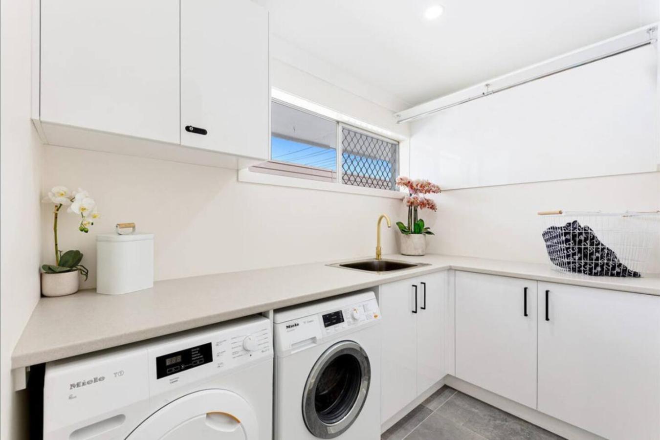Water View Family Getaway - Wifi, Pool, Bbq Holiday home