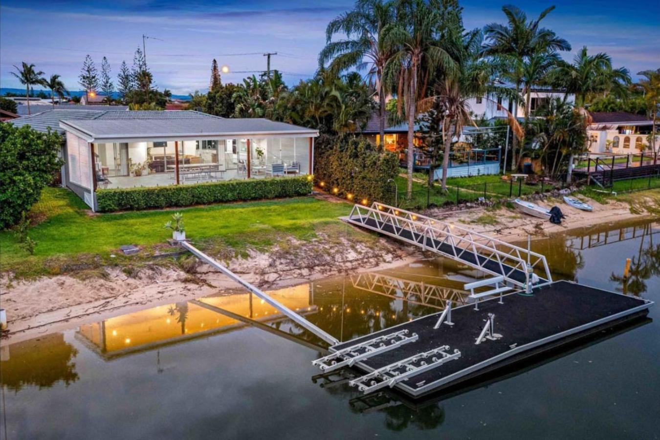 Water View Family Getaway - Wifi, Pool, Bbq *