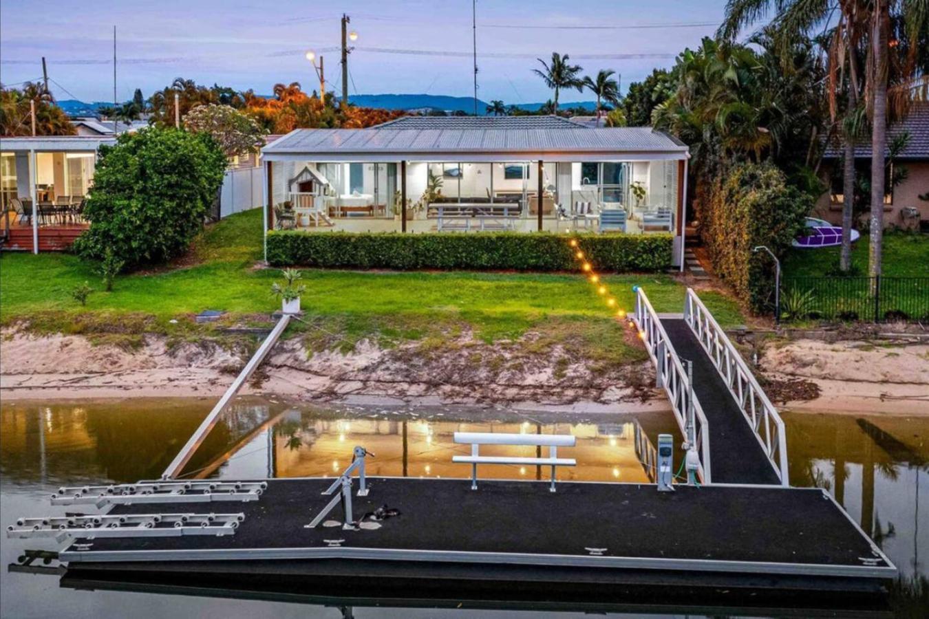 Water View Family Getaway - Wifi, Pool, Bbq Holiday home *